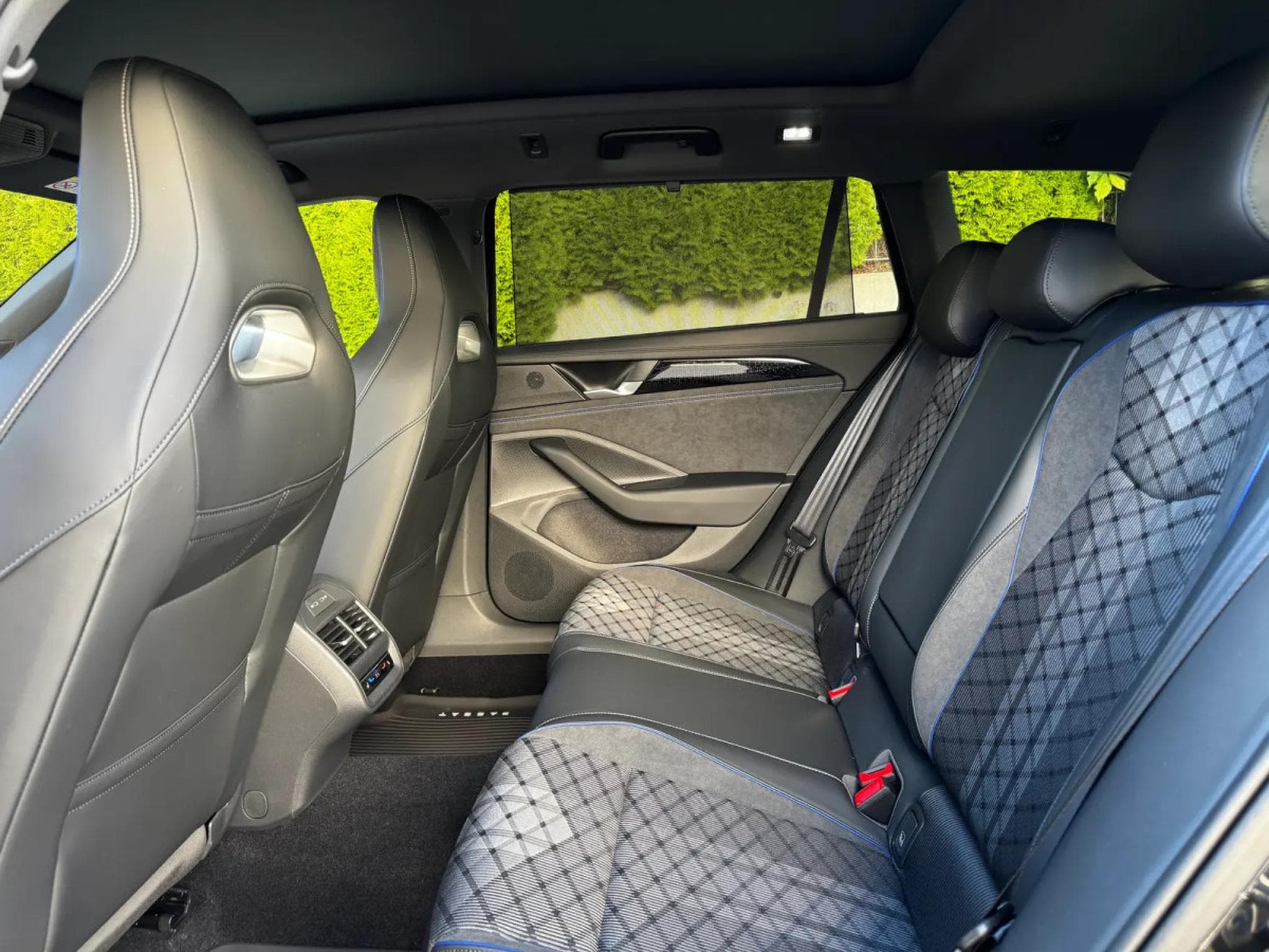VW Passat 1.5 TSI e-Hybrid 272 R-Line (2026) - Foto 5