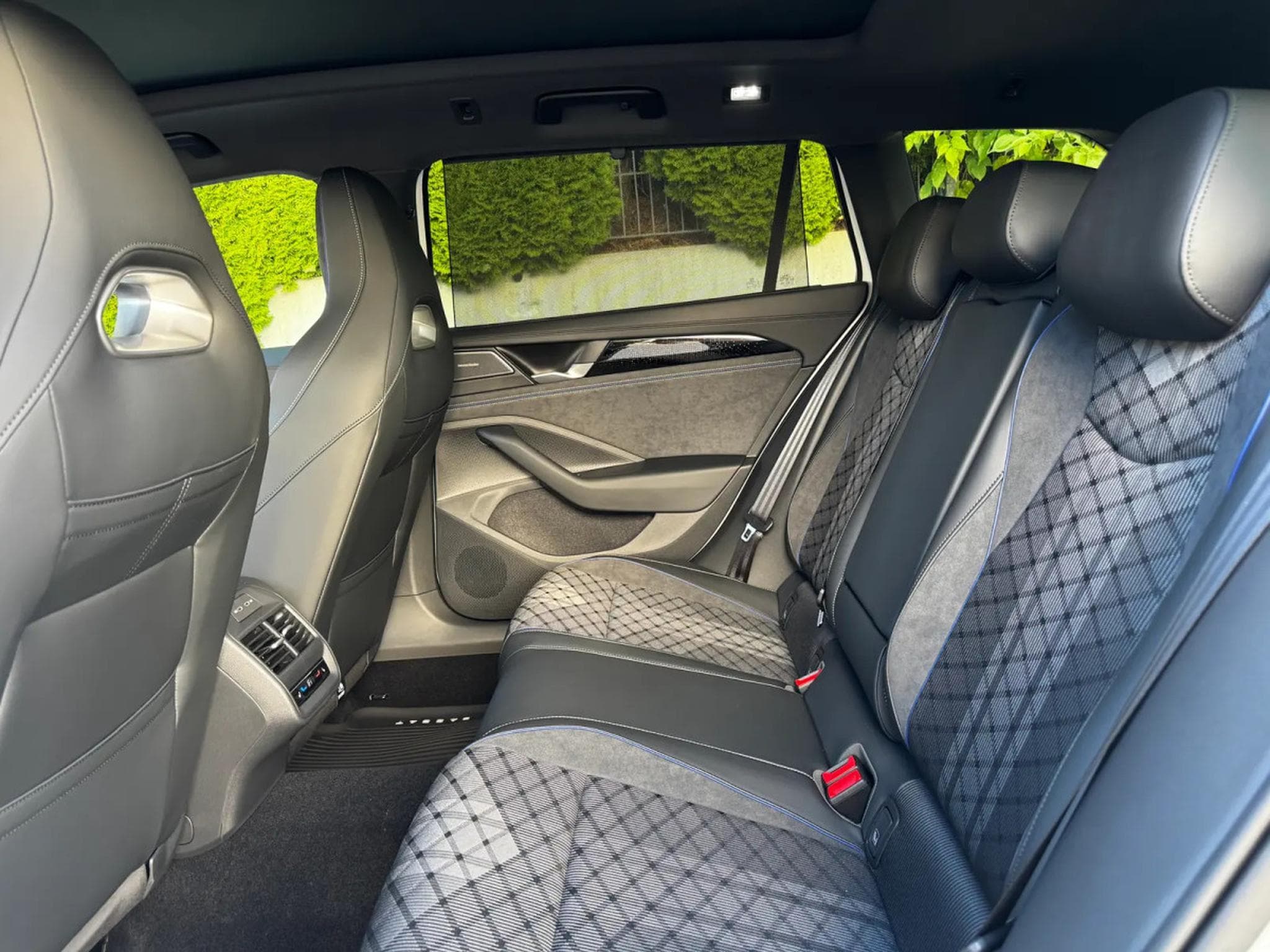 VW Passat 1.5 TSI e-Hybrid 272 R-Line (2026) - Foto 6