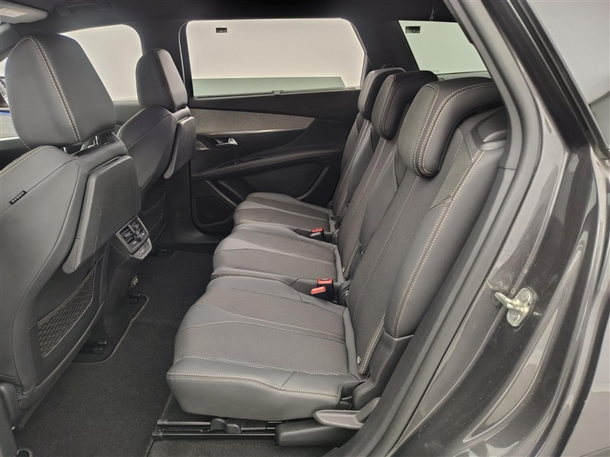 Peugeot 5008 1.2 PureTech GT AUTO/S-CUIR/NAVI/FULL LED/JA18/PDC (2024) - Photo 13