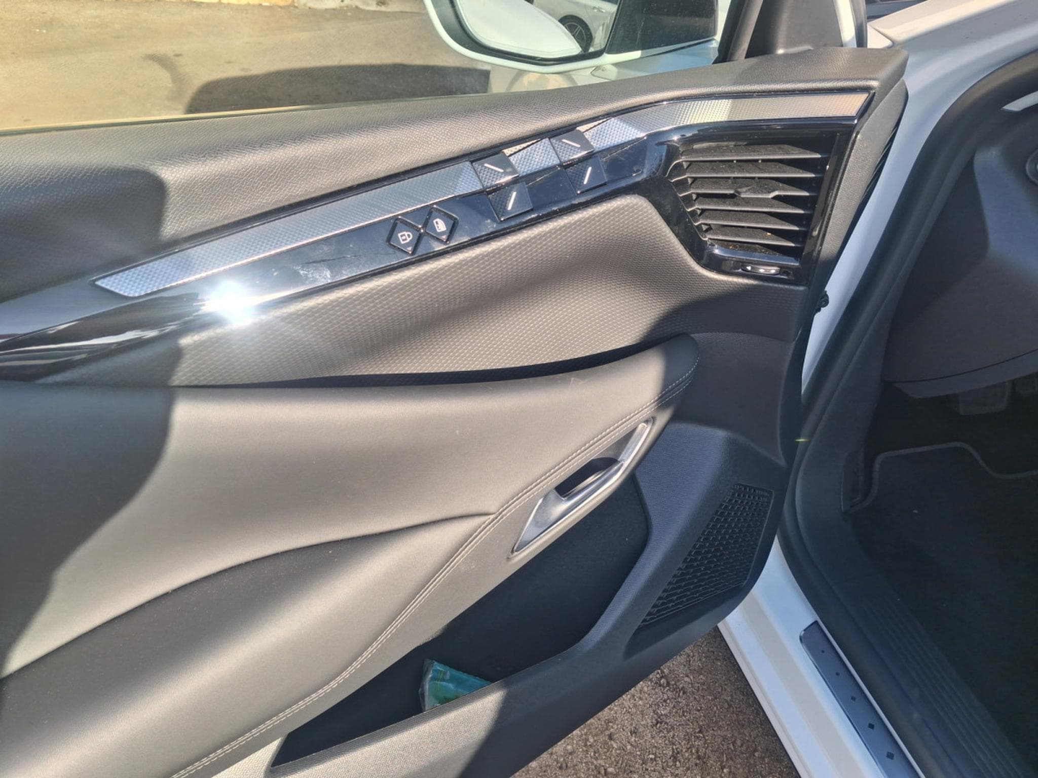 DS Automobiles DS4 CROSS RIVOLI 130 BLUE HDI (2023) - Foto 15