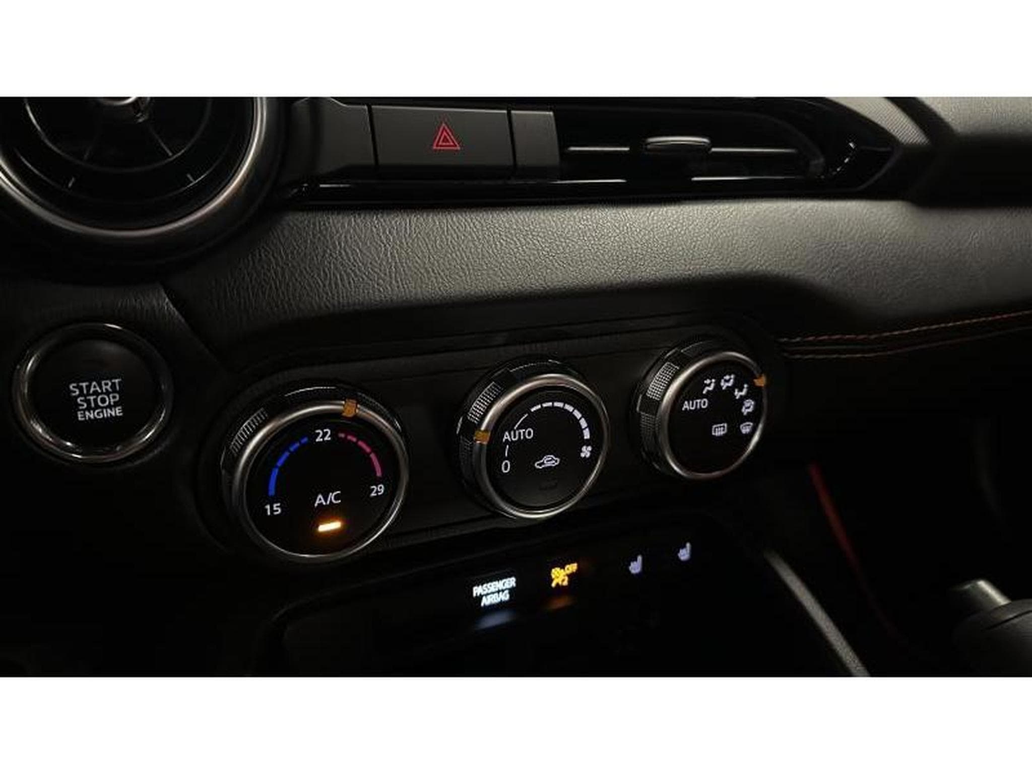 Mazda MX-5 Skyactiv-G Kazari (2024) - Photo 12