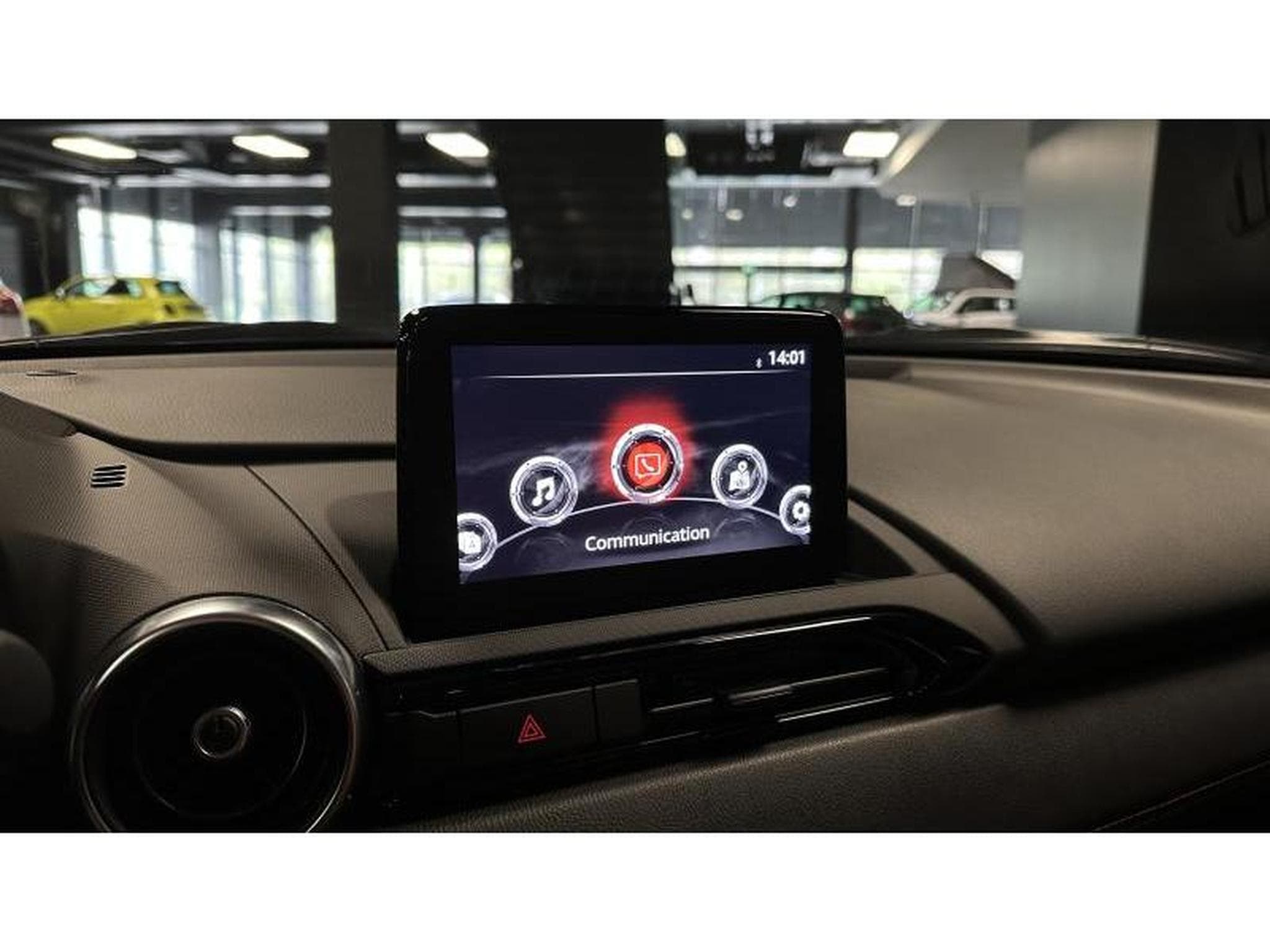 Mazda MX-5 Skyactiv-G Kazari (2024) - Photo 13