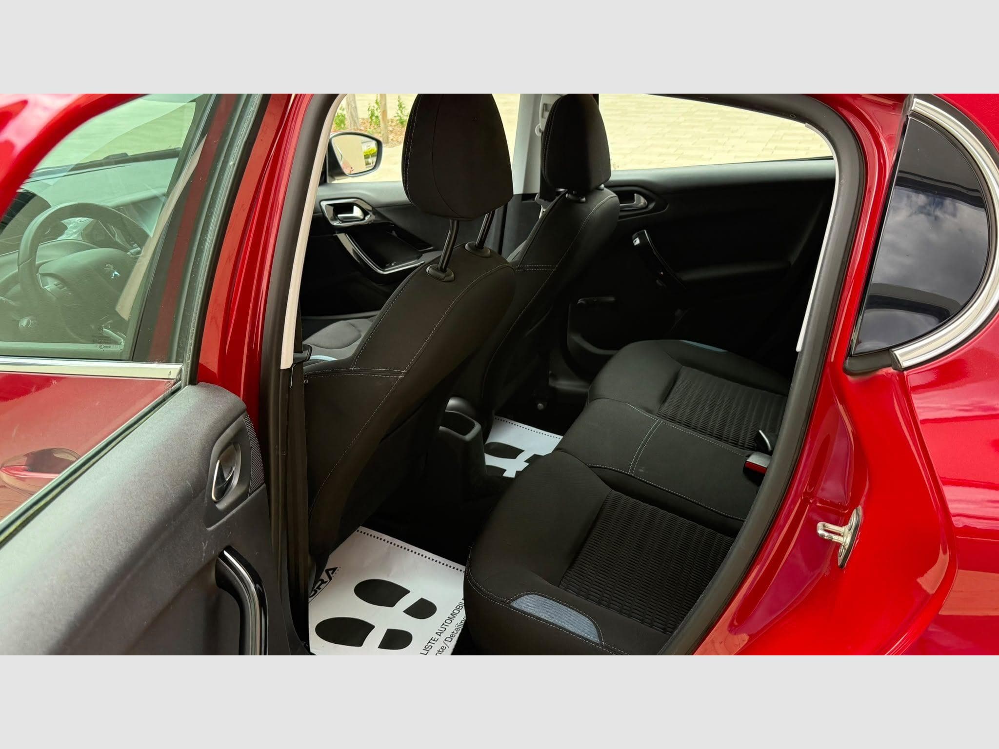 Peugeot 208 1.6 eHdi (2014) - Foto 9