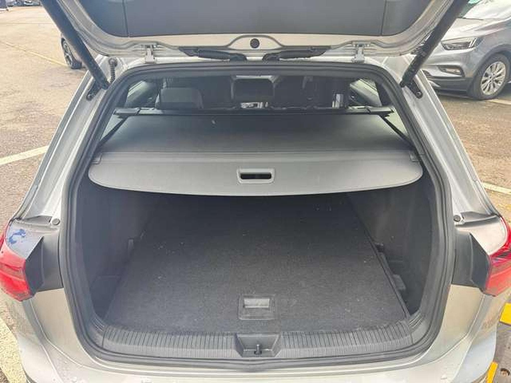 VW Golf Golf Variant 2.0 TDI SCR DSG R-Line / 1er OWNER  JUSQU'A 36 (2023) - Photo 23