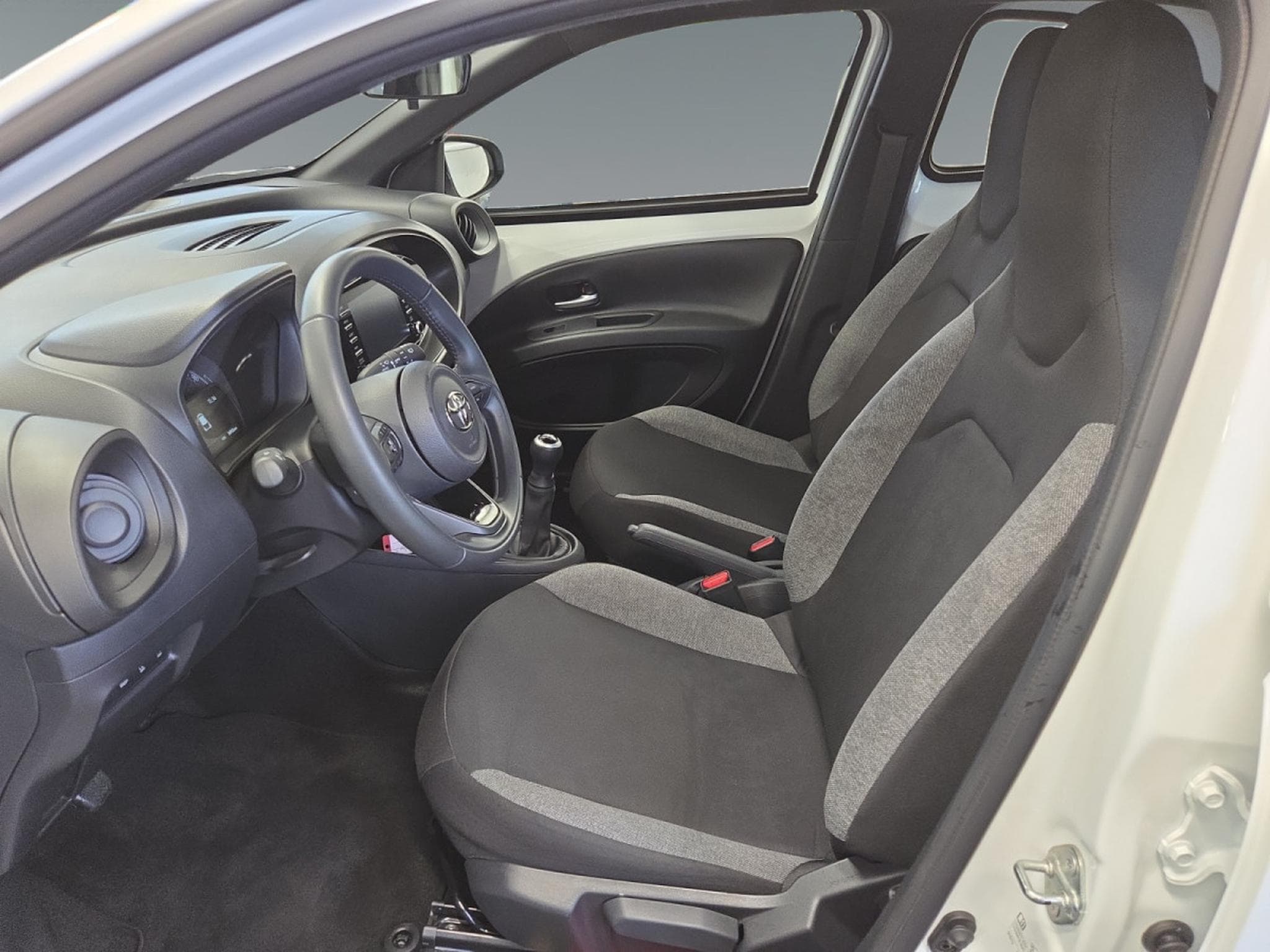 Toyota Aygo X 1.0i VVT-i X play Air (2023) - Photo 13