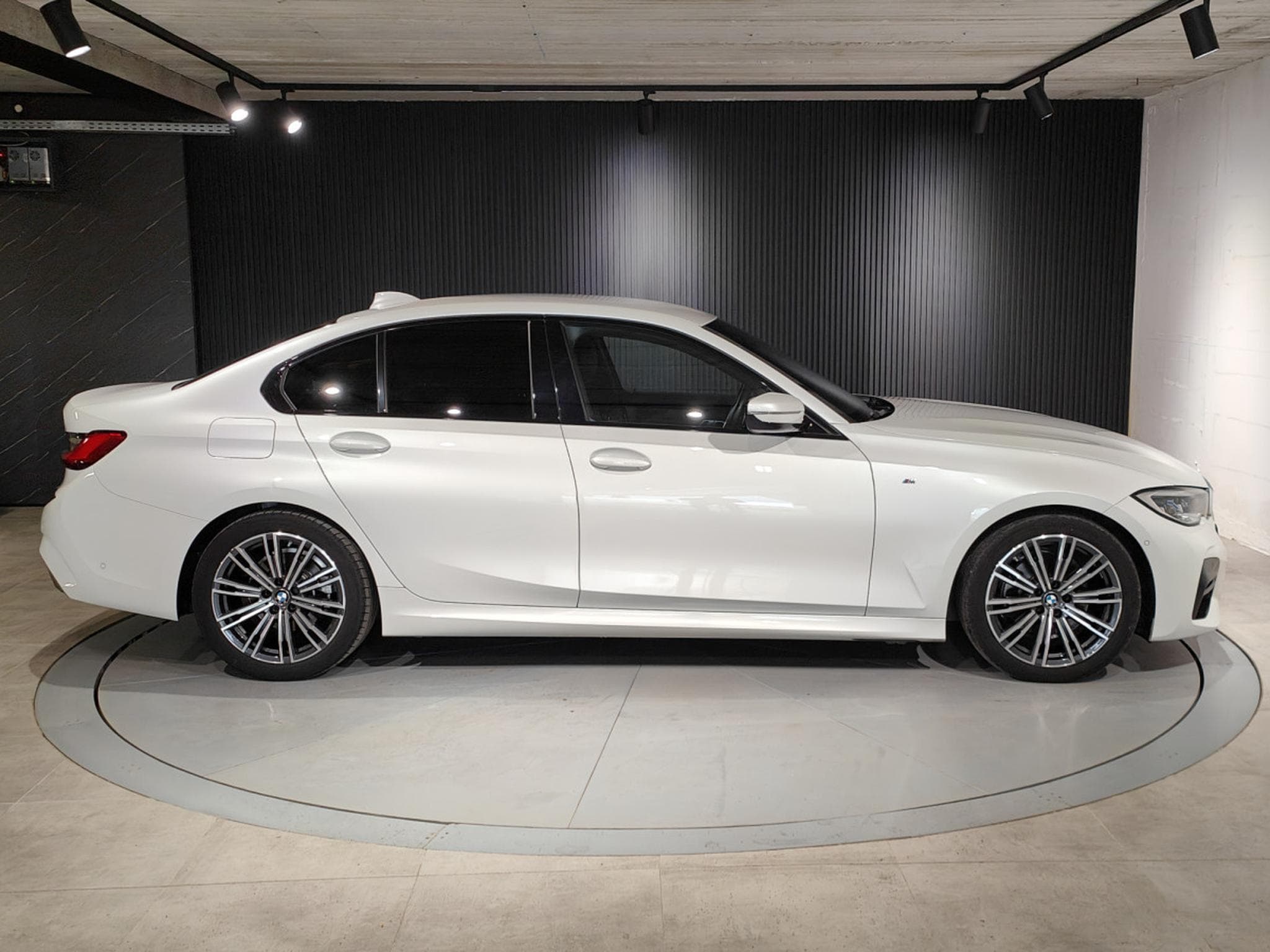 BMW 320 320dA PACK M ECLAIRAGE AMBIANCE GPS CARPLAY CAMERA (2021) - Photo 2