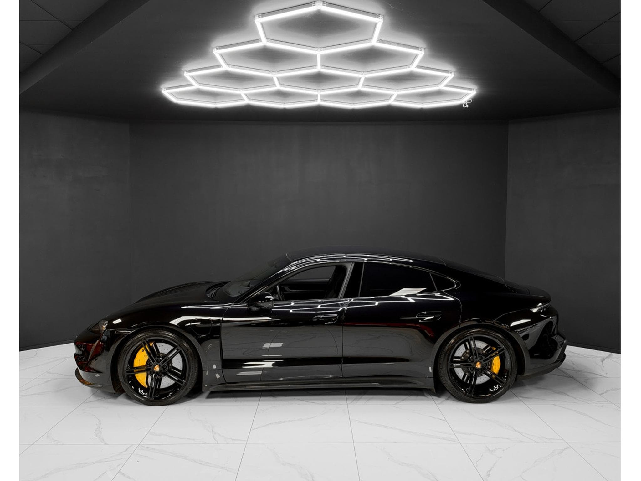 Porsche Taycan TURBO S / APPROVED 2028 / 5 SEATS (2020) - Photo 2