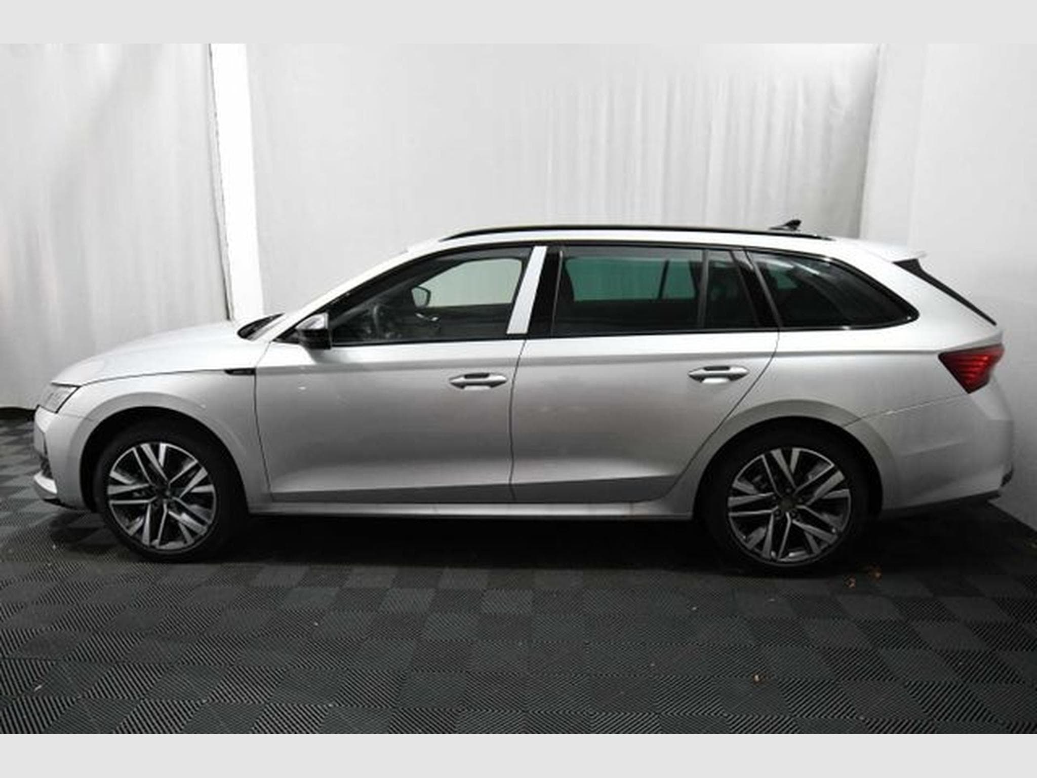 Skoda Octavia Octavia Combi 2.0 TDI DSG Sportline - AHK, Pano, (2025) - Foto 2