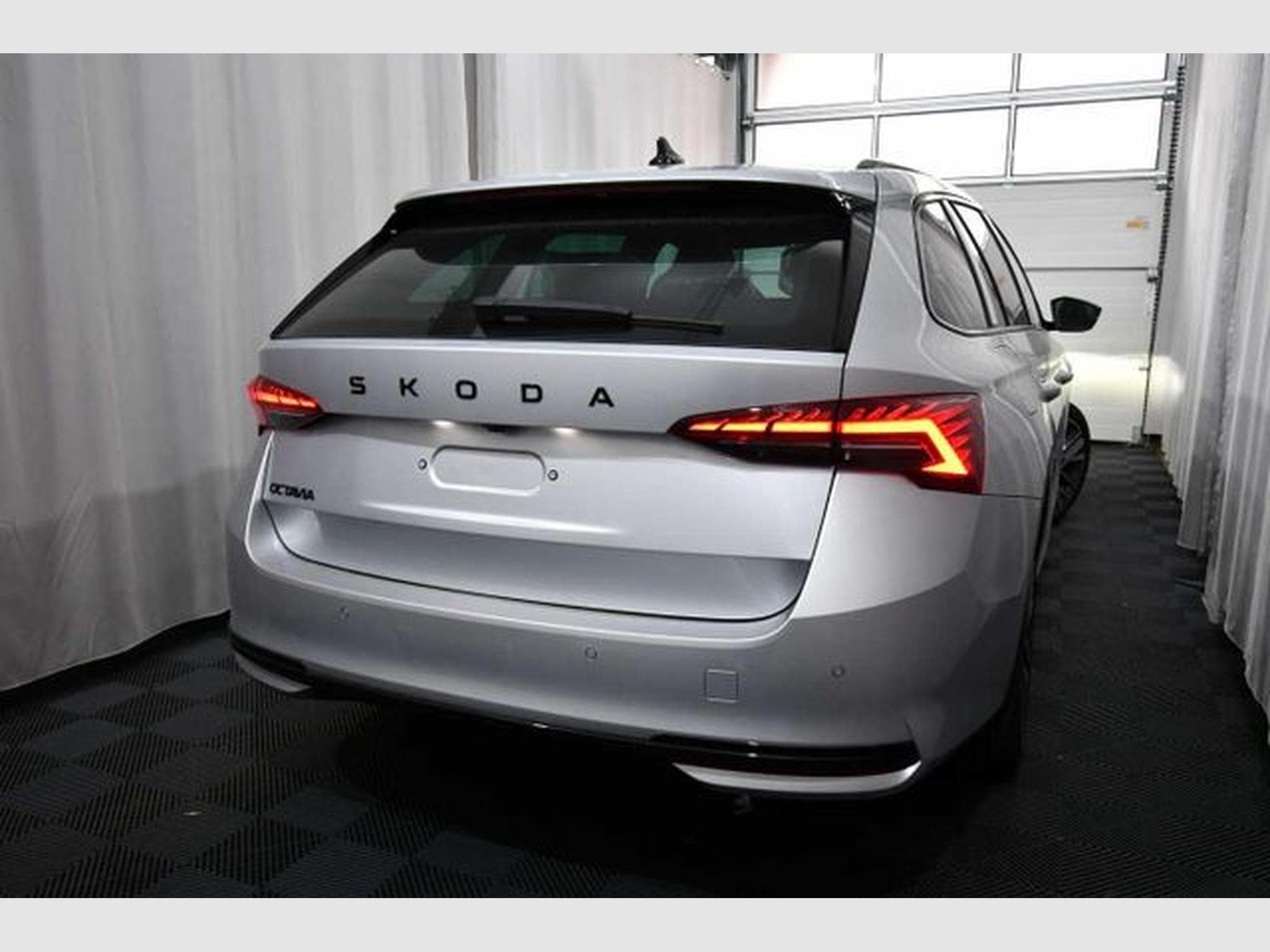 Skoda Octavia Octavia Combi 2.0 TDI DSG Sportline - AHK, Pano, (2025) - Foto 4