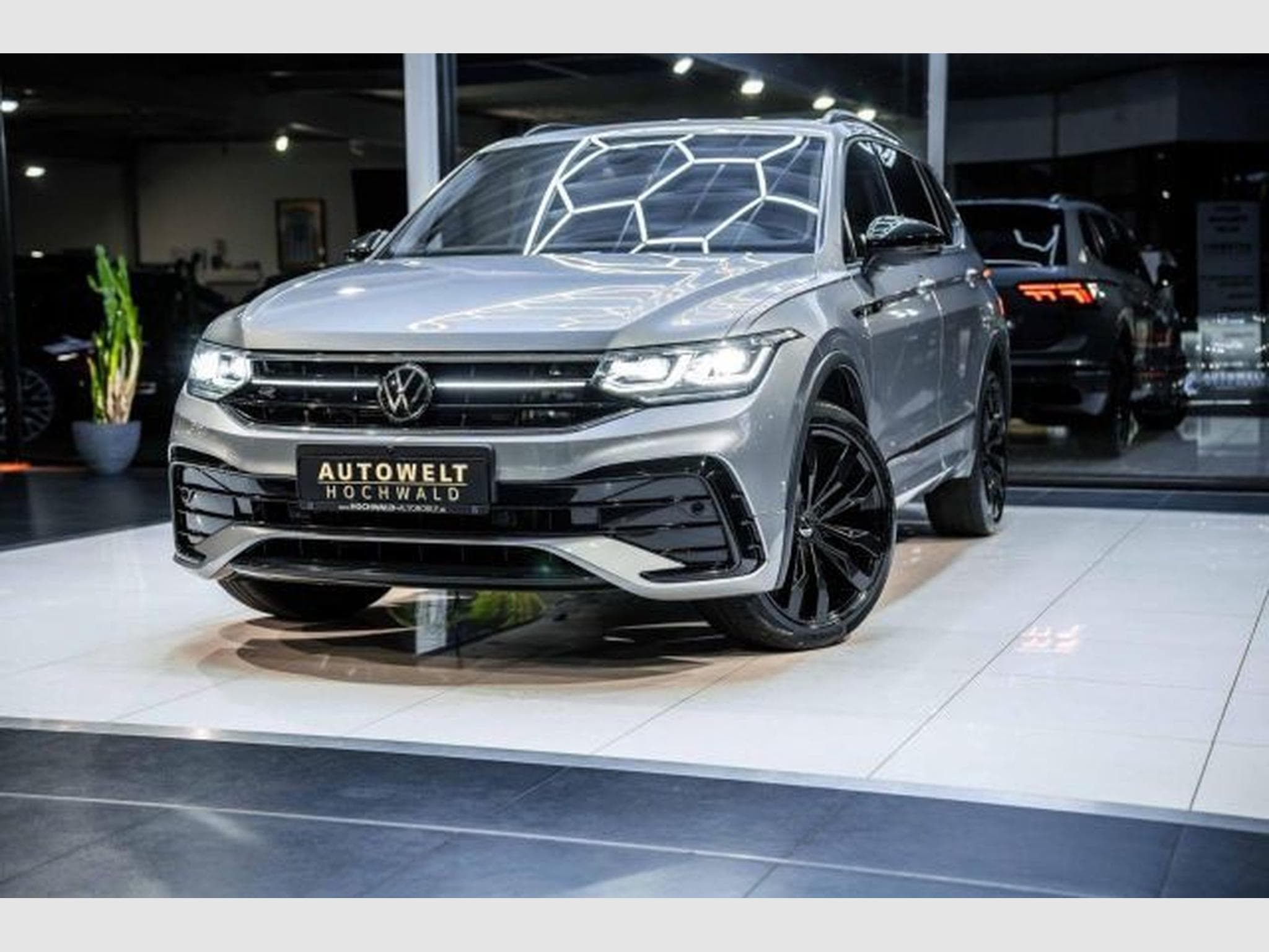 VW Tiguan Tiguan Allspace 2.0 TDI DSG R-Line 4M PANO 7-Si (2023) - Foto 2