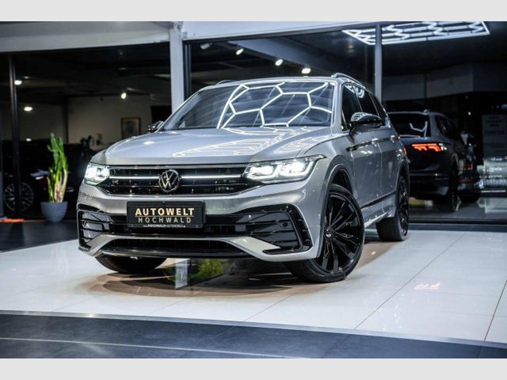 VW Tiguan Tiguan Allspace 2.0 TDI DSG R-Line 4M PANO 7-Si (2023) - Foto 3