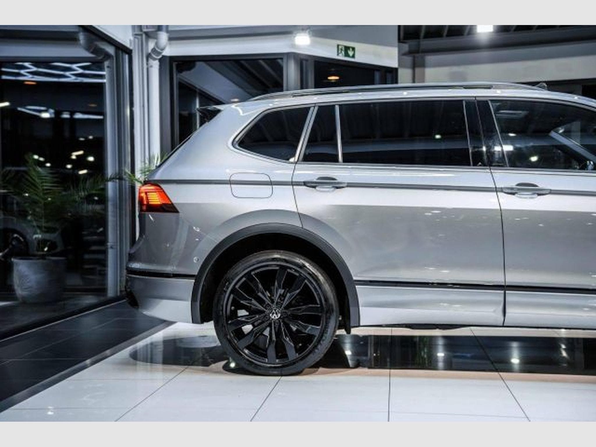 VW Tiguan Tiguan Allspace 2.0 TDI DSG R-Line 4M PANO 7-Si (2023) - Foto 9