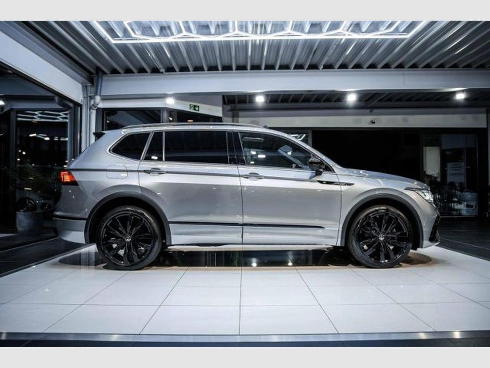 VW Tiguan Tiguan Allspace 2.0 TDI DSG R-Line 4M PANO 7-Si (2023) - Foto 8