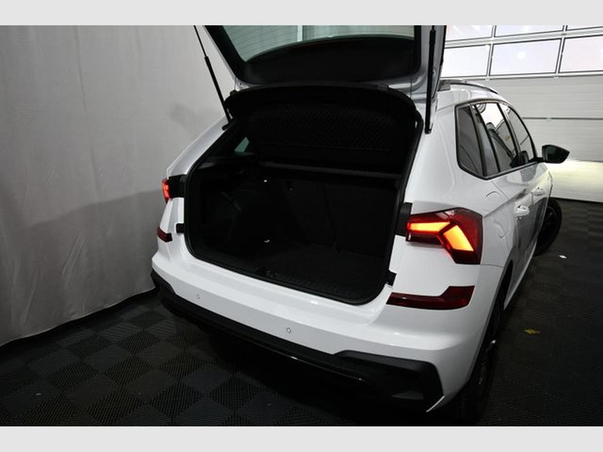 Skoda Kamiq Kamiq Monte Carlo, Navi, Pano., 17", R-View (2025) - Foto 5