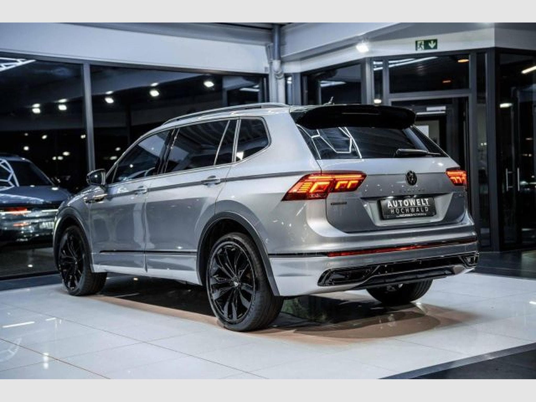 VW Tiguan Tiguan Allspace 2.0 TDI DSG R-Line 4M PANO 7-Si (2023) - Foto 13