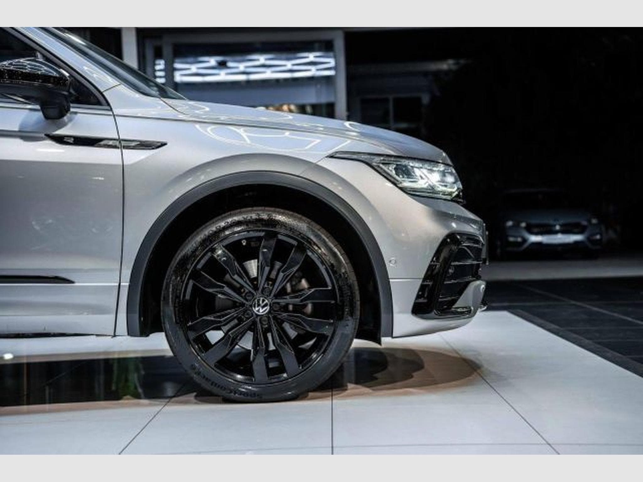 VW Tiguan Tiguan Allspace 2.0 TDI DSG R-Line 4M PANO 7-Si (2023) - Foto 11