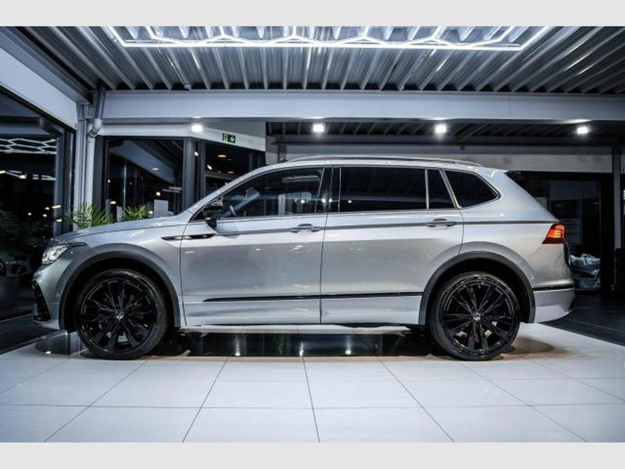 VW Tiguan Tiguan Allspace 2.0 TDI DSG R-Line 4M PANO 7-Si (2023) - Foto 12