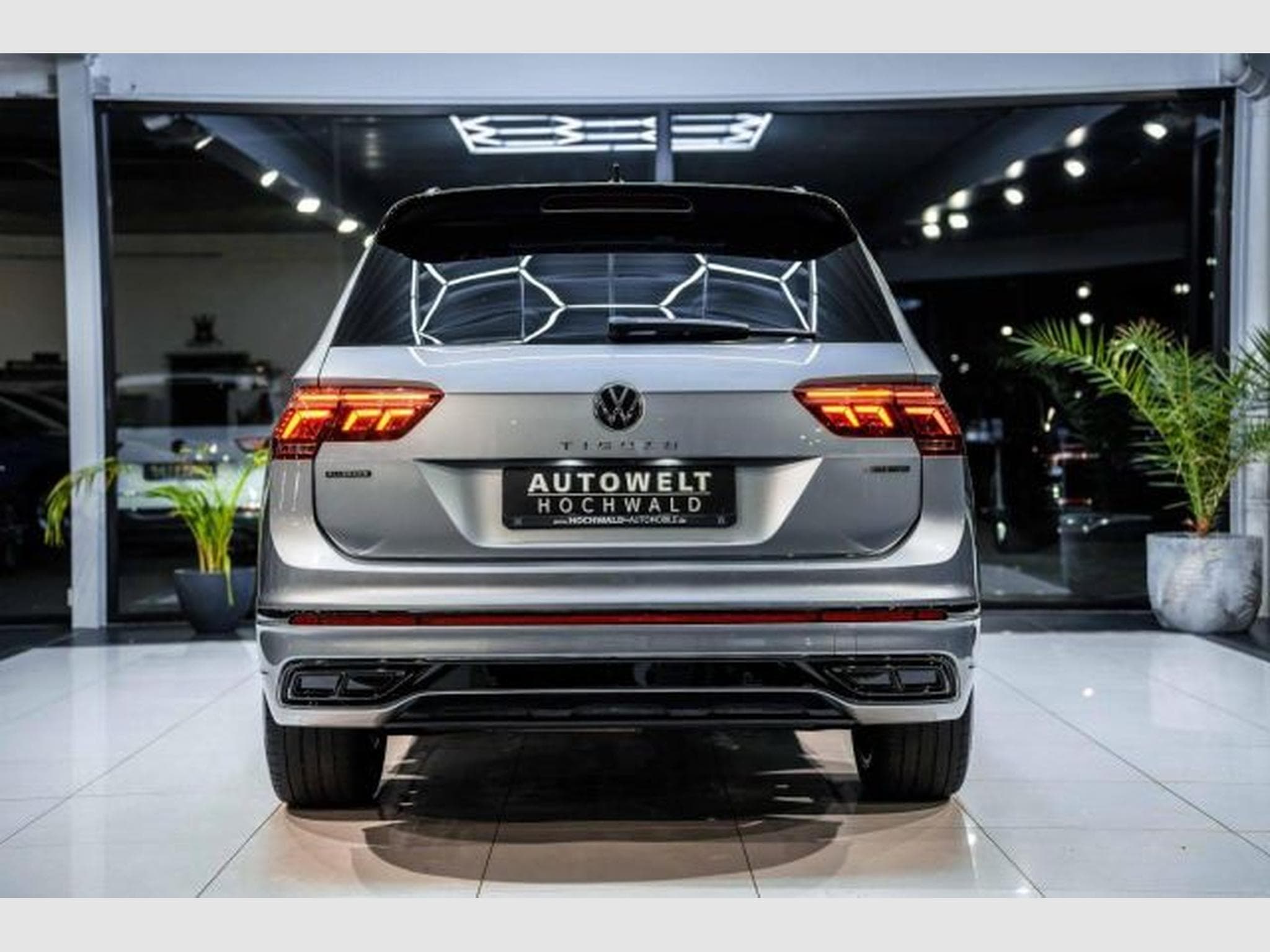 VW Tiguan Tiguan Allspace 2.0 TDI DSG R-Line 4M PANO 7-Si (2023) - Foto 14