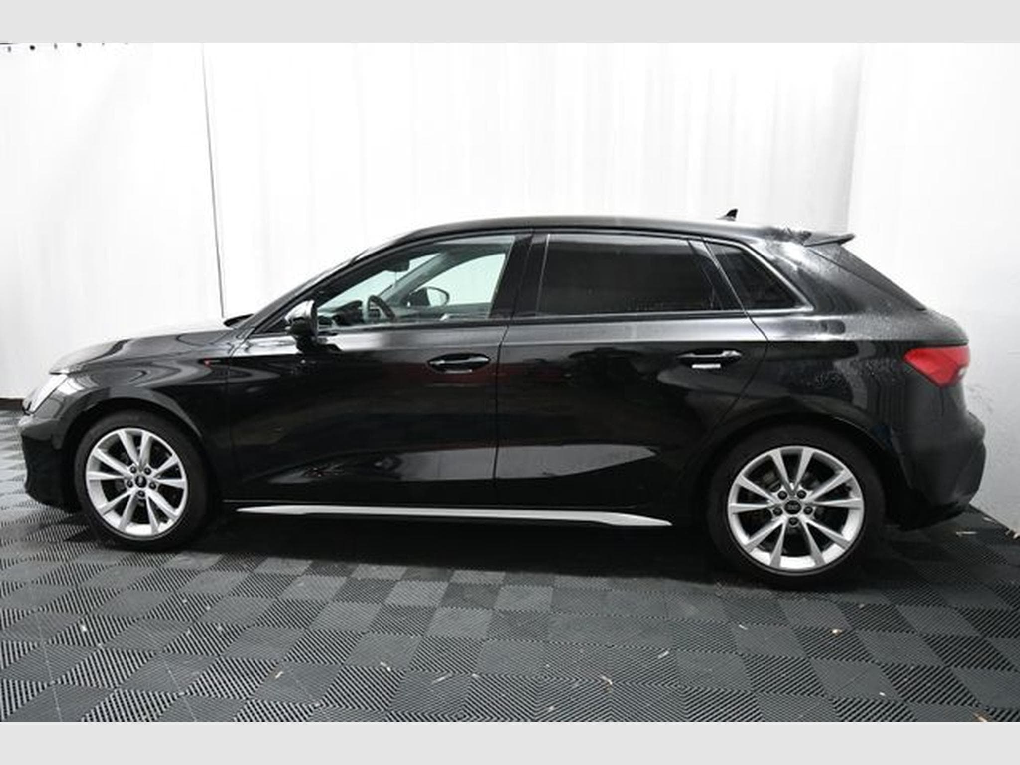 Audi A3 A3 Sportback 35 TFSI S line, Park A., Navi., ACC (2024) - Photo 2