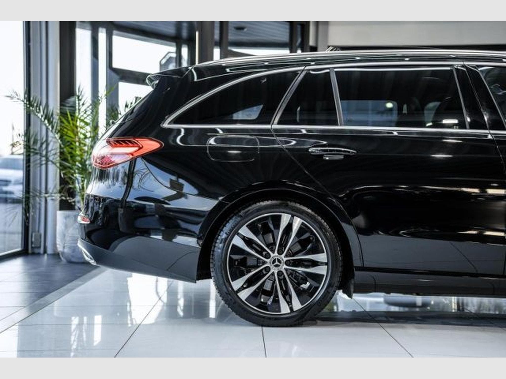 Mercedes C 220 C 220d T 9G Avantgarde NAVI LED RFK PANO Burmest (2023) - Foto 9