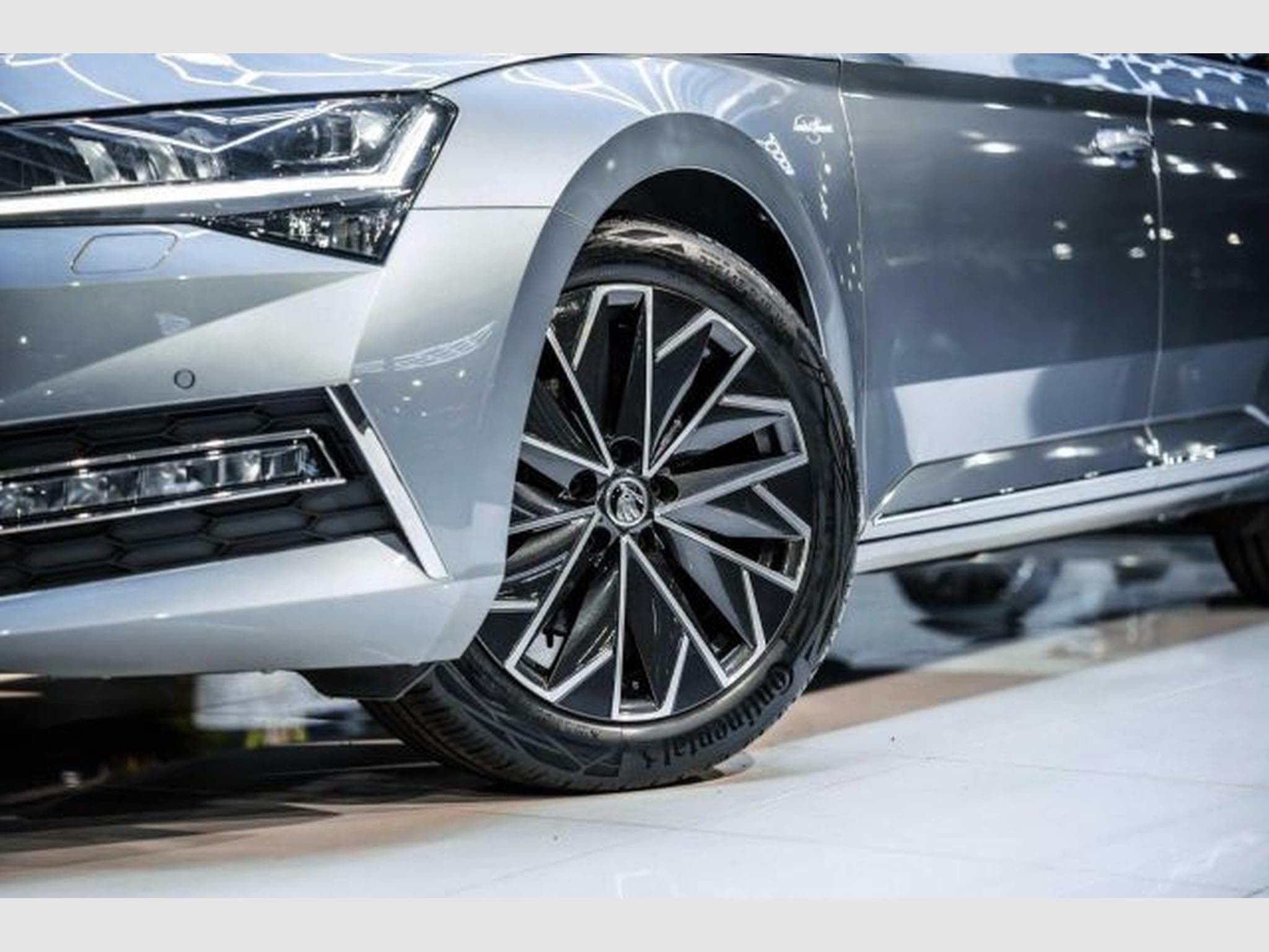 Skoda Superb Superb 2.0 TDI DSG Laurin &amp; Klement STAHZG AHK (2021) - Foto 4