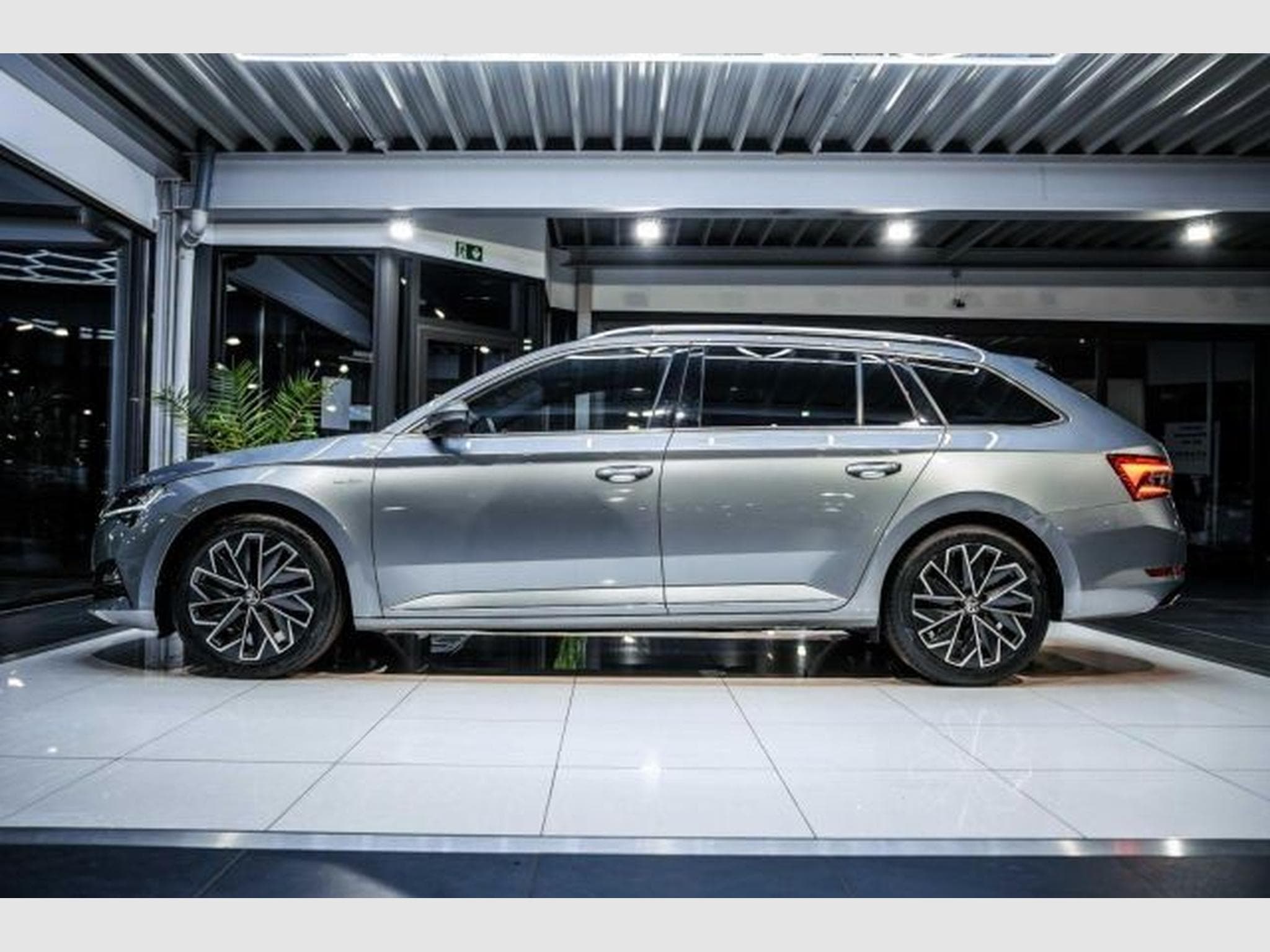 Skoda Superb Superb 2.0 TDI DSG Laurin &amp; Klement STAHZG AHK (2021) - Foto 12