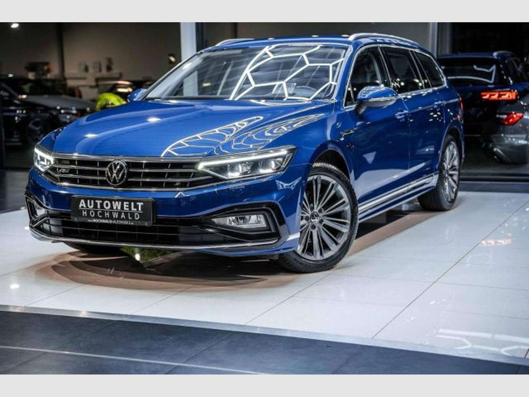 VW Passat Passat Variant 2.0 TDI DSG 2x R-Line AHK STAHZG (2021) - Photo 2