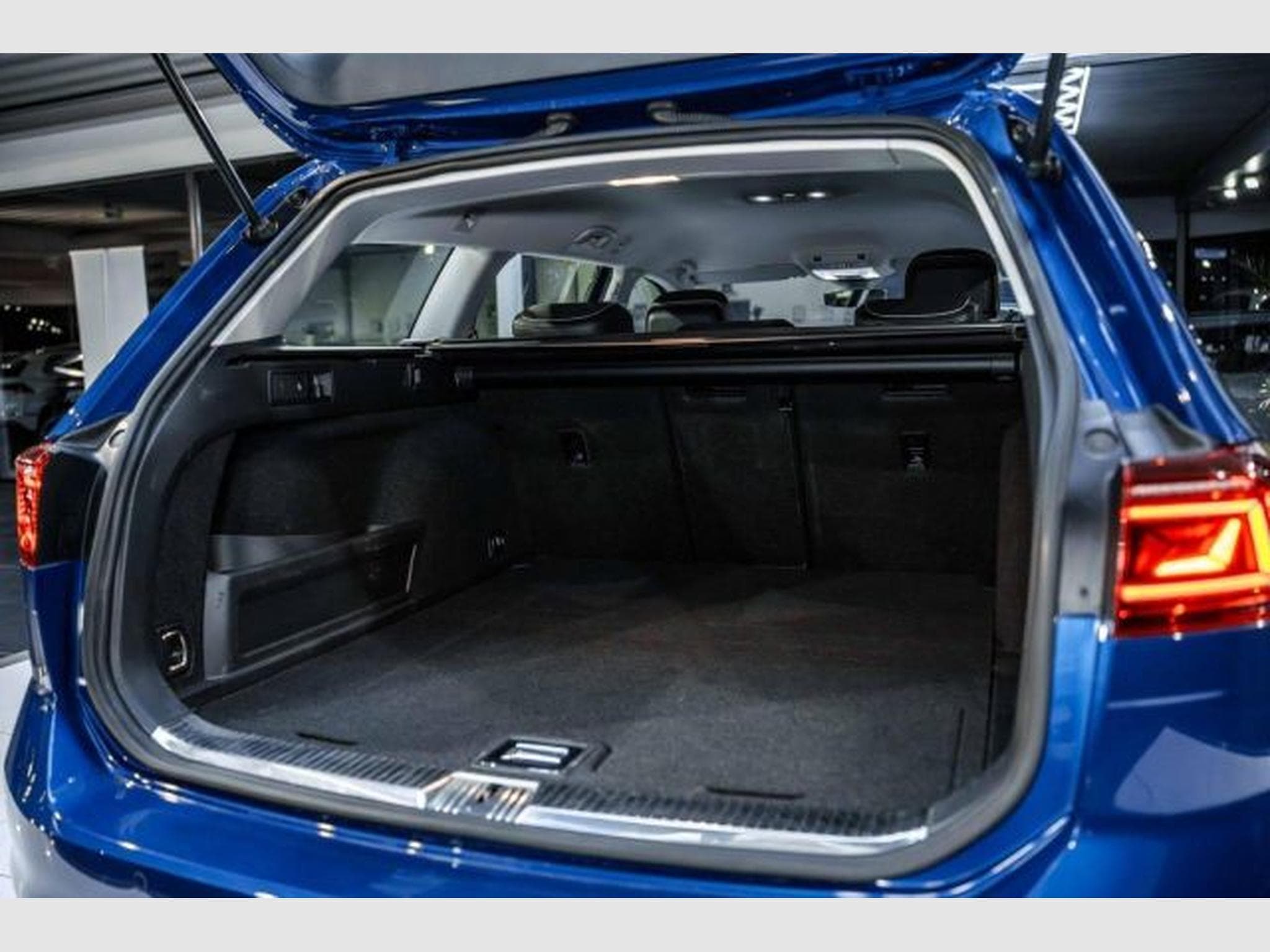 VW Passat Passat Variant 2.0 TDI DSG 2x R-Line AHK STAHZG (2021) - Photo 13