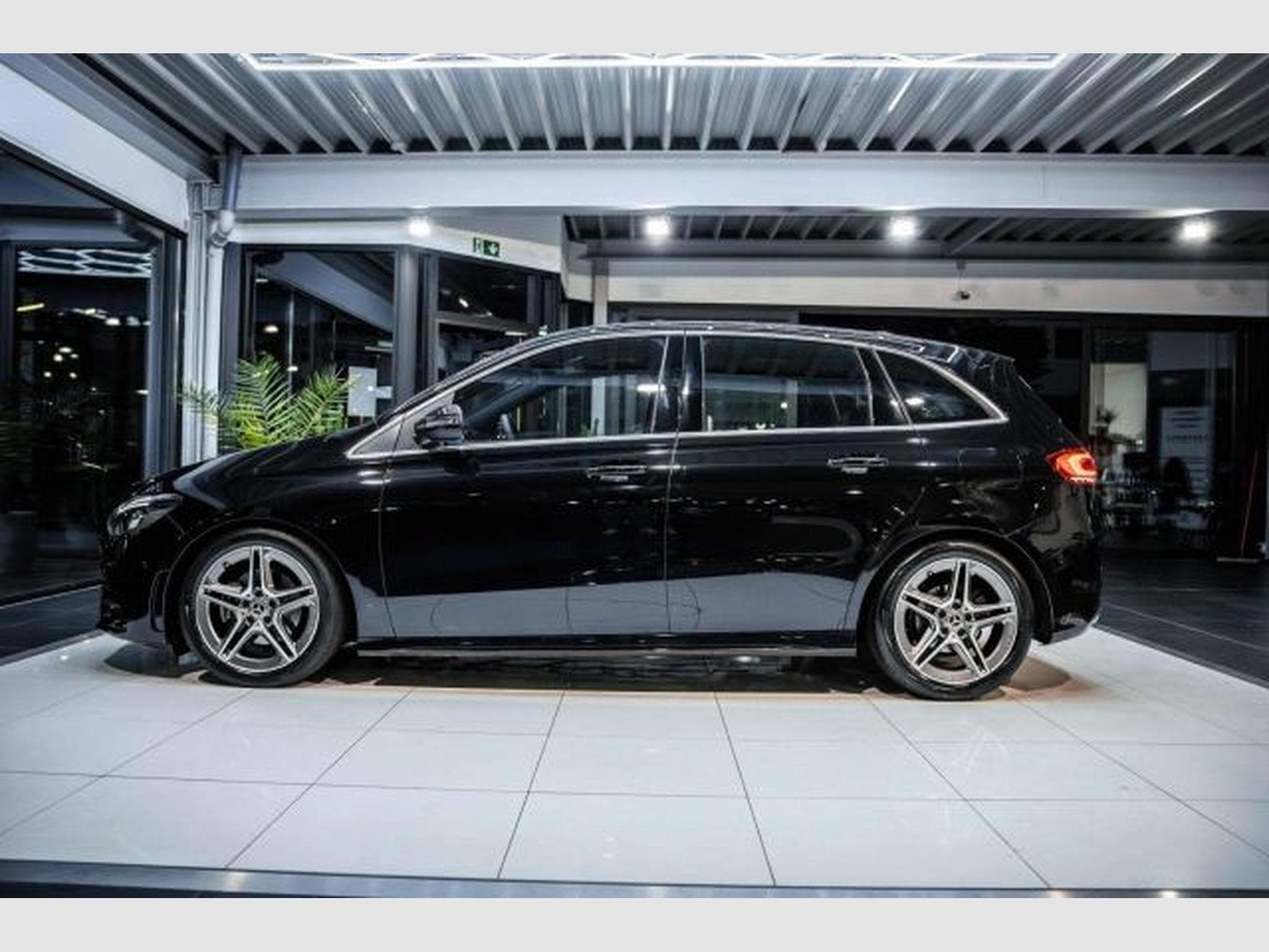 Mercedes B 180 B180 7G-DCT AMG-Line NAVI LED RFK SHZG Spur 1HD (2020) - Foto 12