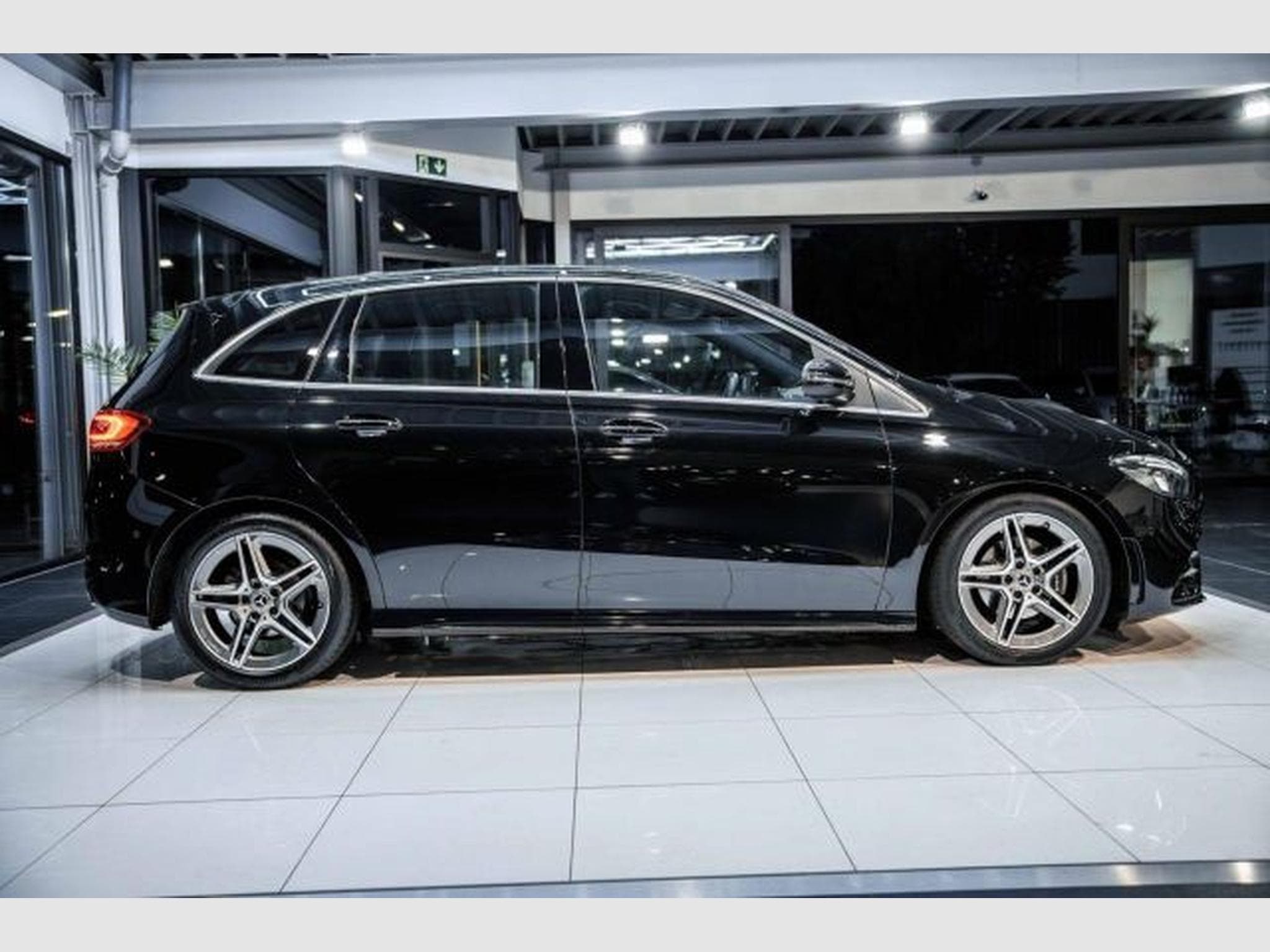Mercedes B 180 B180 7G-DCT AMG-Line NAVI LED RFK SHZG Spur 1HD (2020) - Foto 8