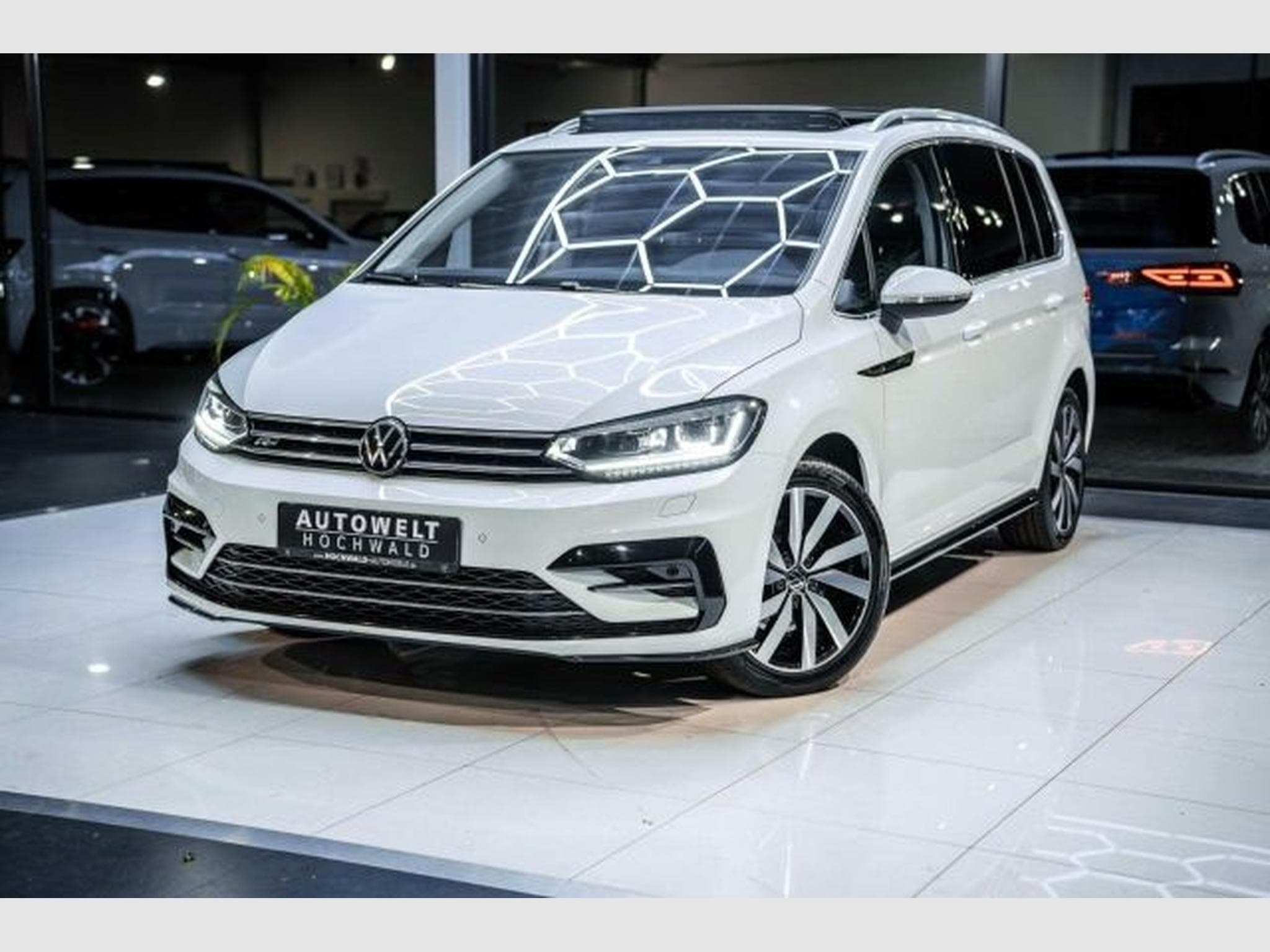 VW Touran Touran 1.5 TSI DSG R-Line NAVI RFK ACC LED PANO (2021) - Foto 2