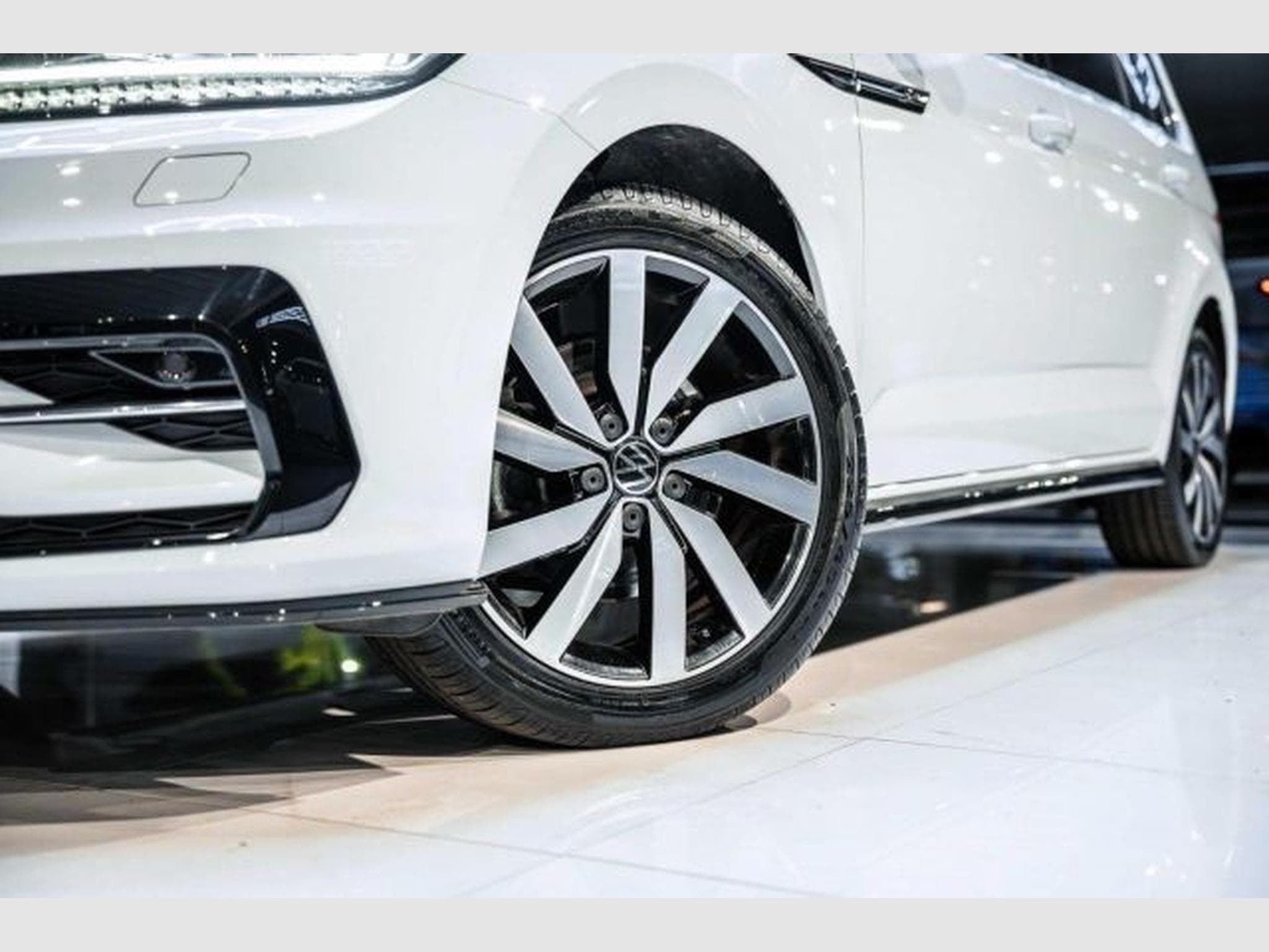 VW Touran Touran 1.5 TSI DSG R-Line NAVI RFK ACC LED PANO (2021) - Foto 4