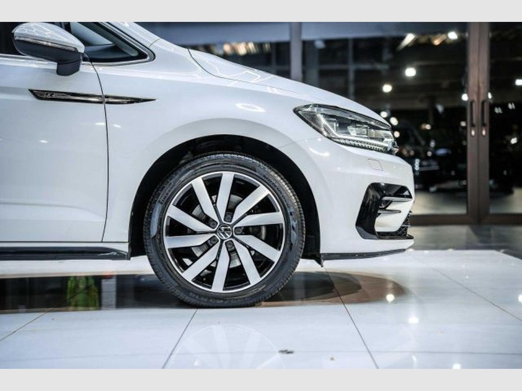 VW Touran Touran 1.5 TSI DSG R-Line NAVI RFK ACC LED PANO (2021) - Foto 10