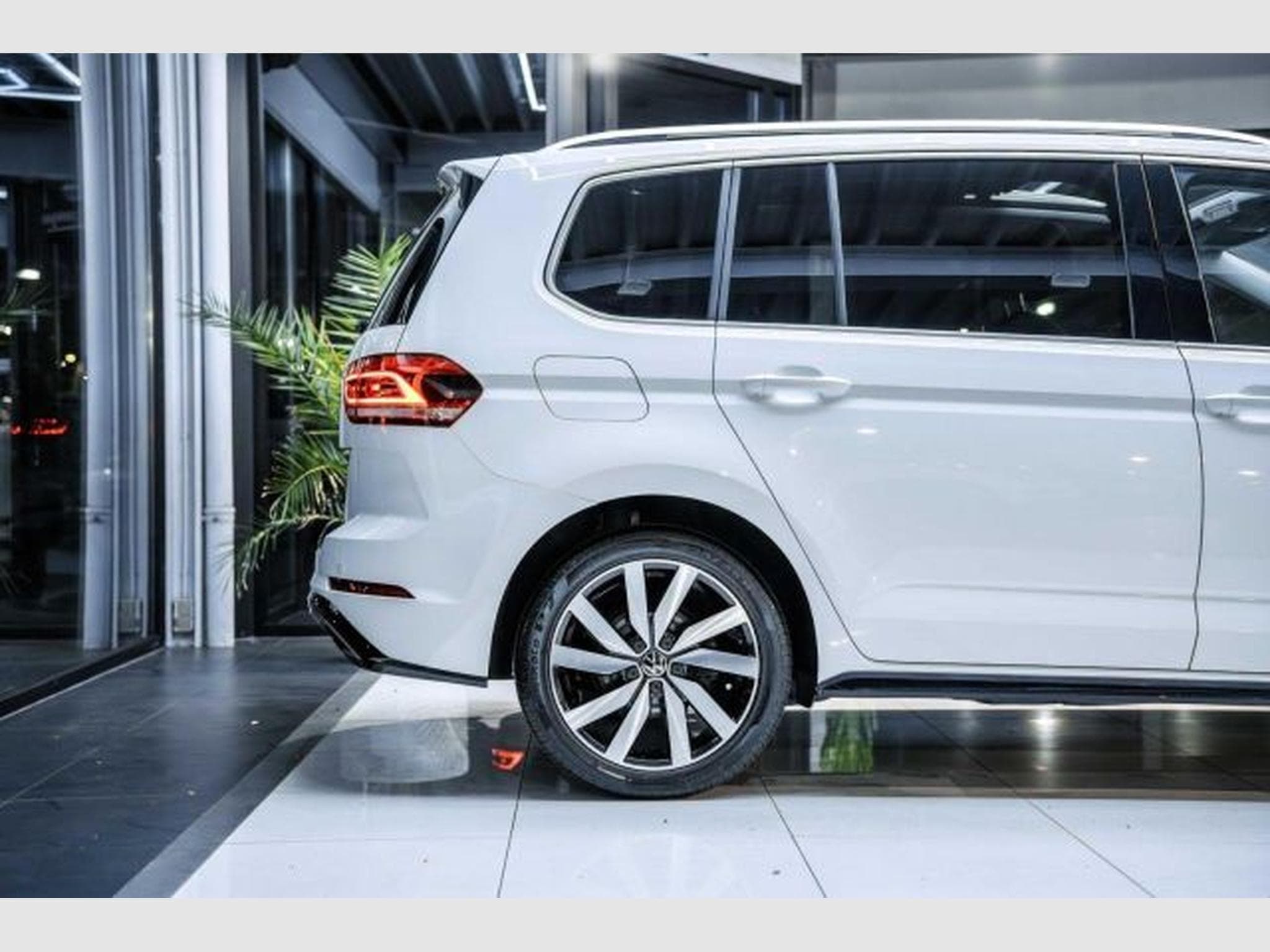 VW Touran Touran 1.5 TSI DSG R-Line NAVI RFK ACC LED PANO (2021) - Foto 9