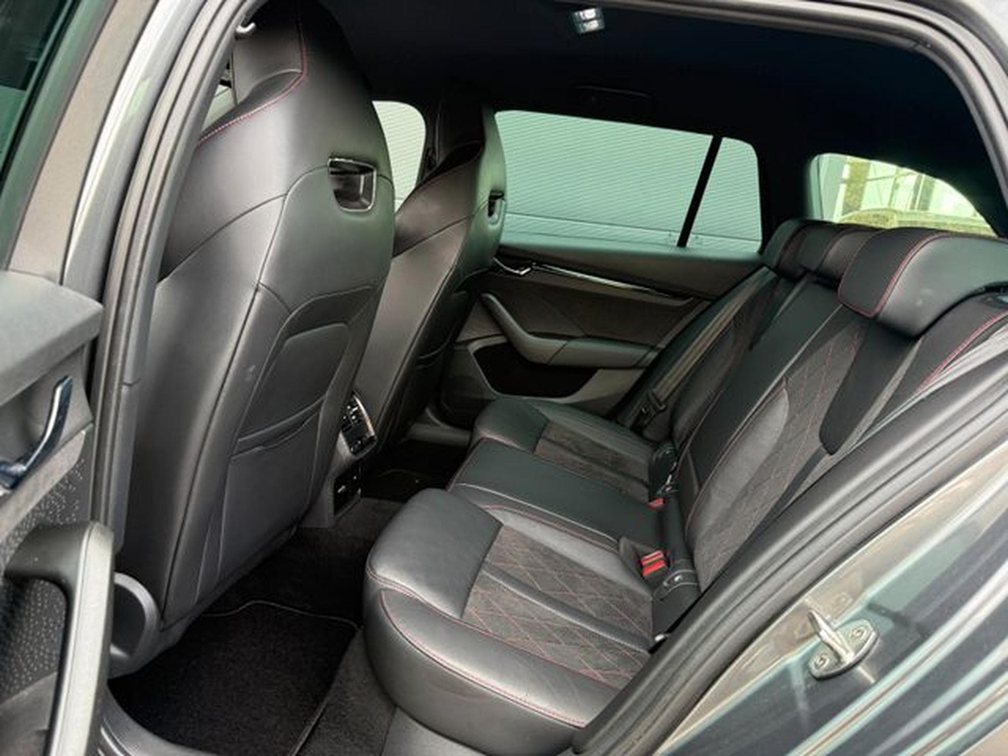 Skoda Octavia Octavia 2,0TSi Kombi RS Massage Alcantara Matrix (2023) - Foto 11