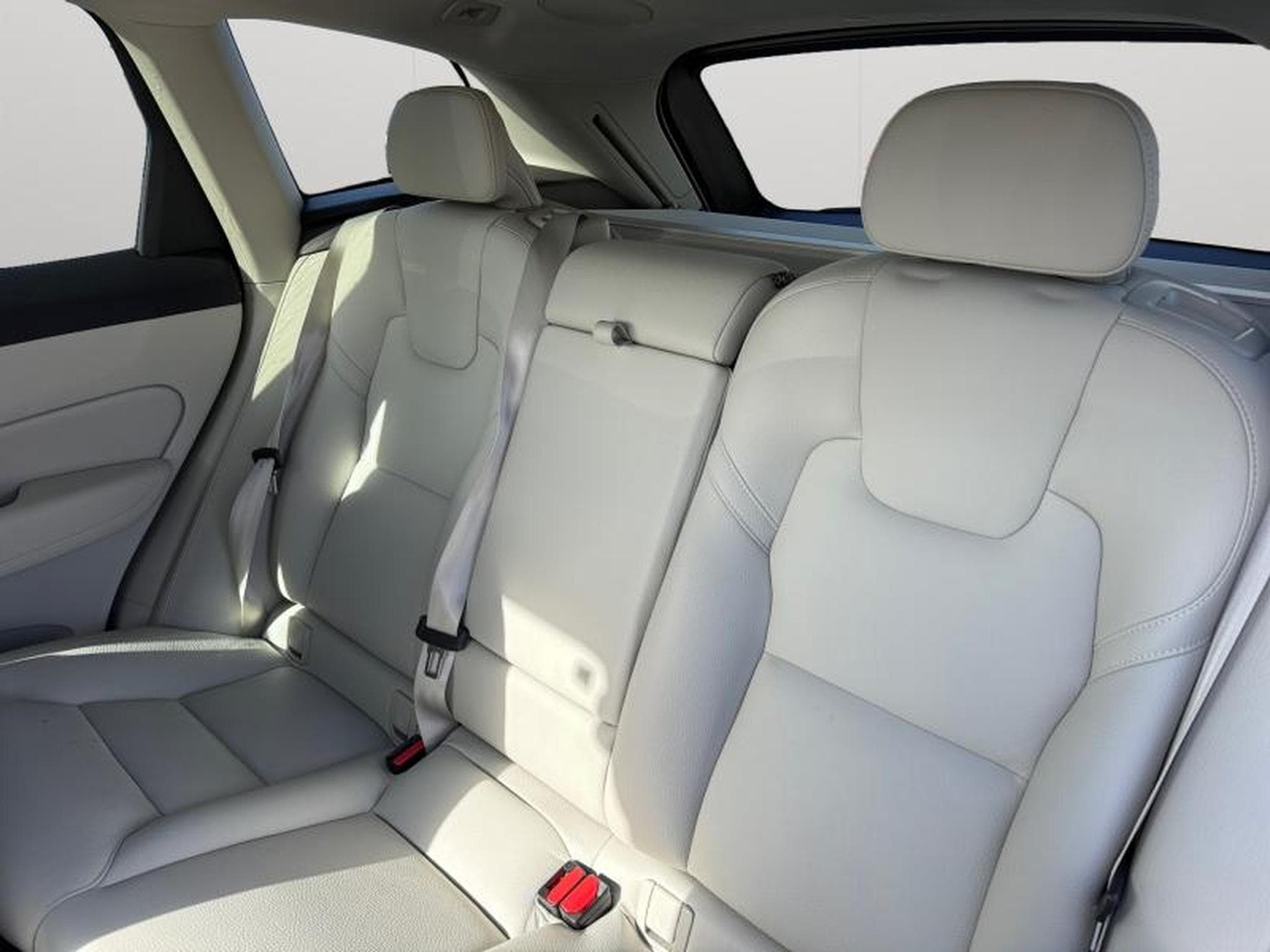 Volvo XC60 B4 Plus Dark / Essence (2023) - Photo 13