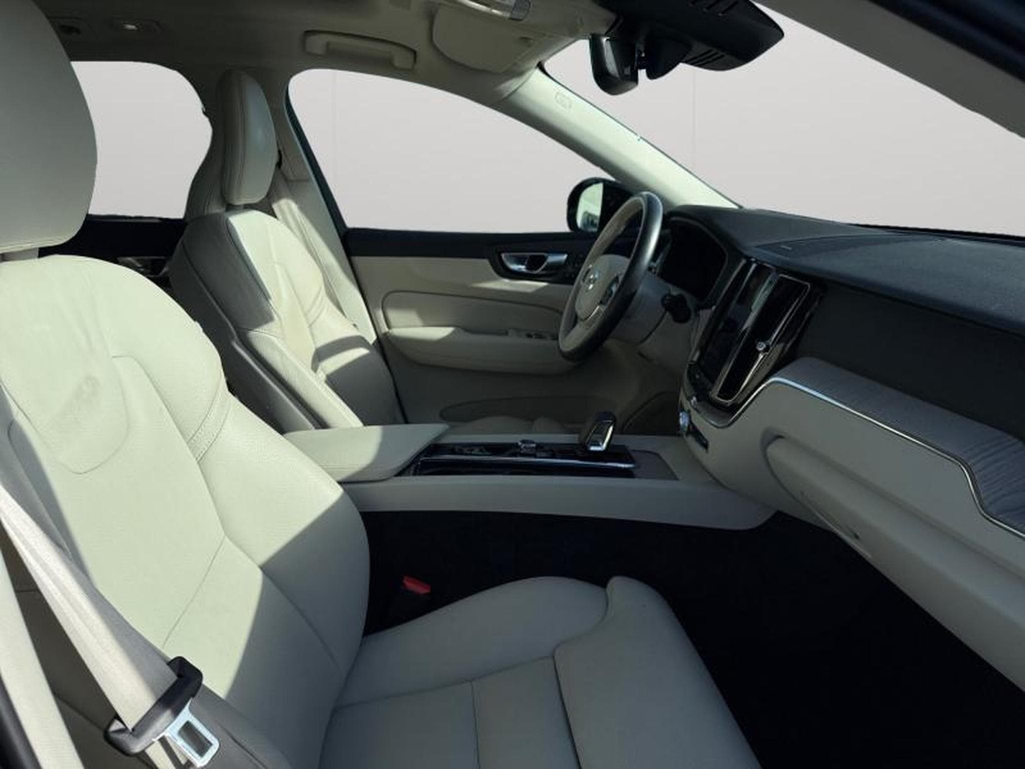 Volvo XC60 B4 Plus Dark / Essence (2023) - Photo 15