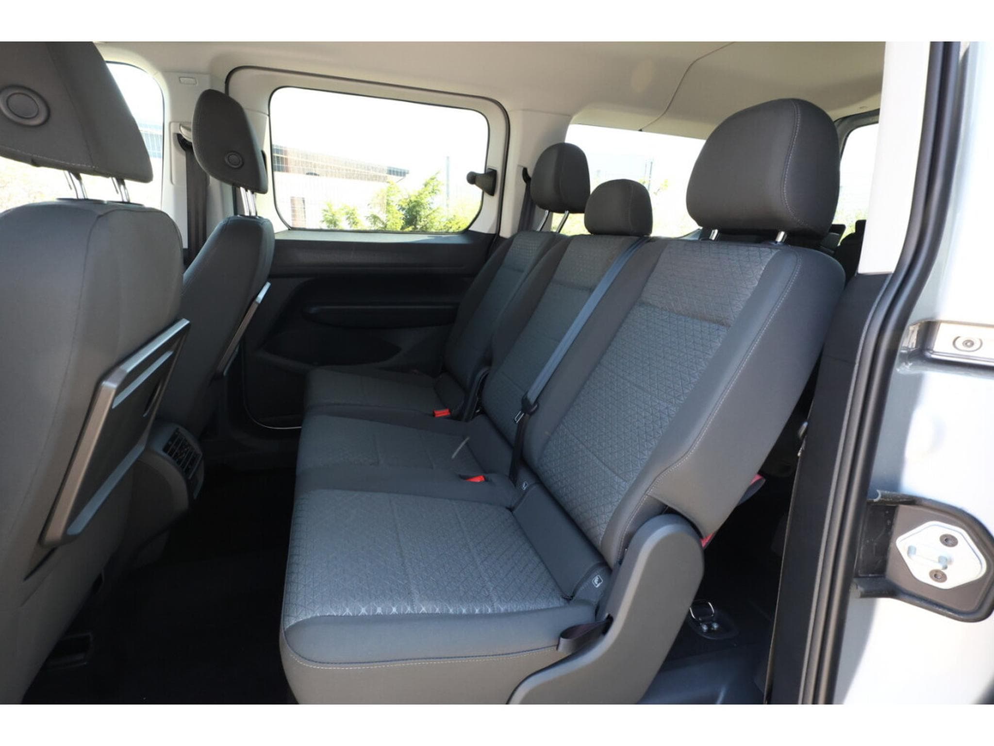 Ford Tourneo 2.0 TDi 122 Auto Titanium (2026) - Photo 8