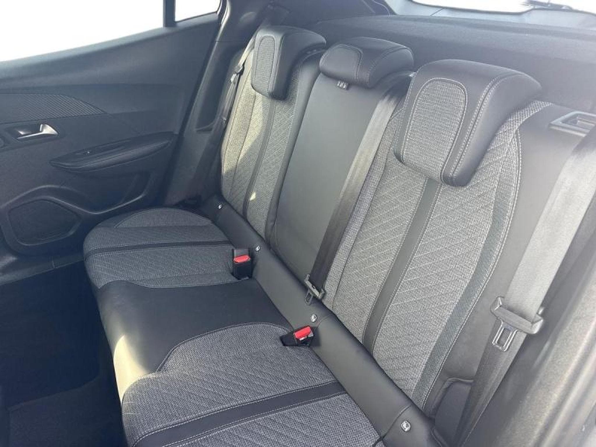 PEUGEOT 2008 1.2 100ch S&S Allure (2024) - Photo 5