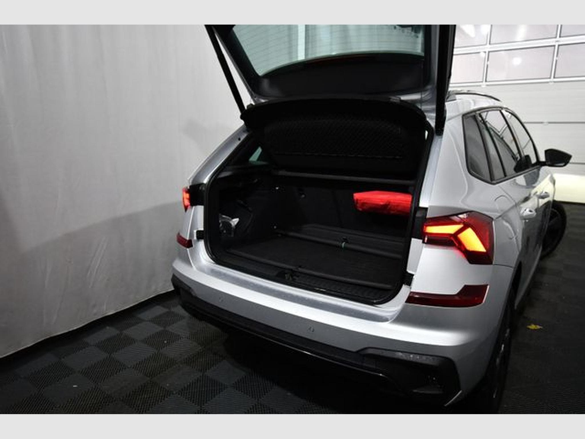 Skoda Kamiq Kamiq Monte Carlo, Pano., 17", Nnavi, ACC, R-Vie (2025) - Photo 4