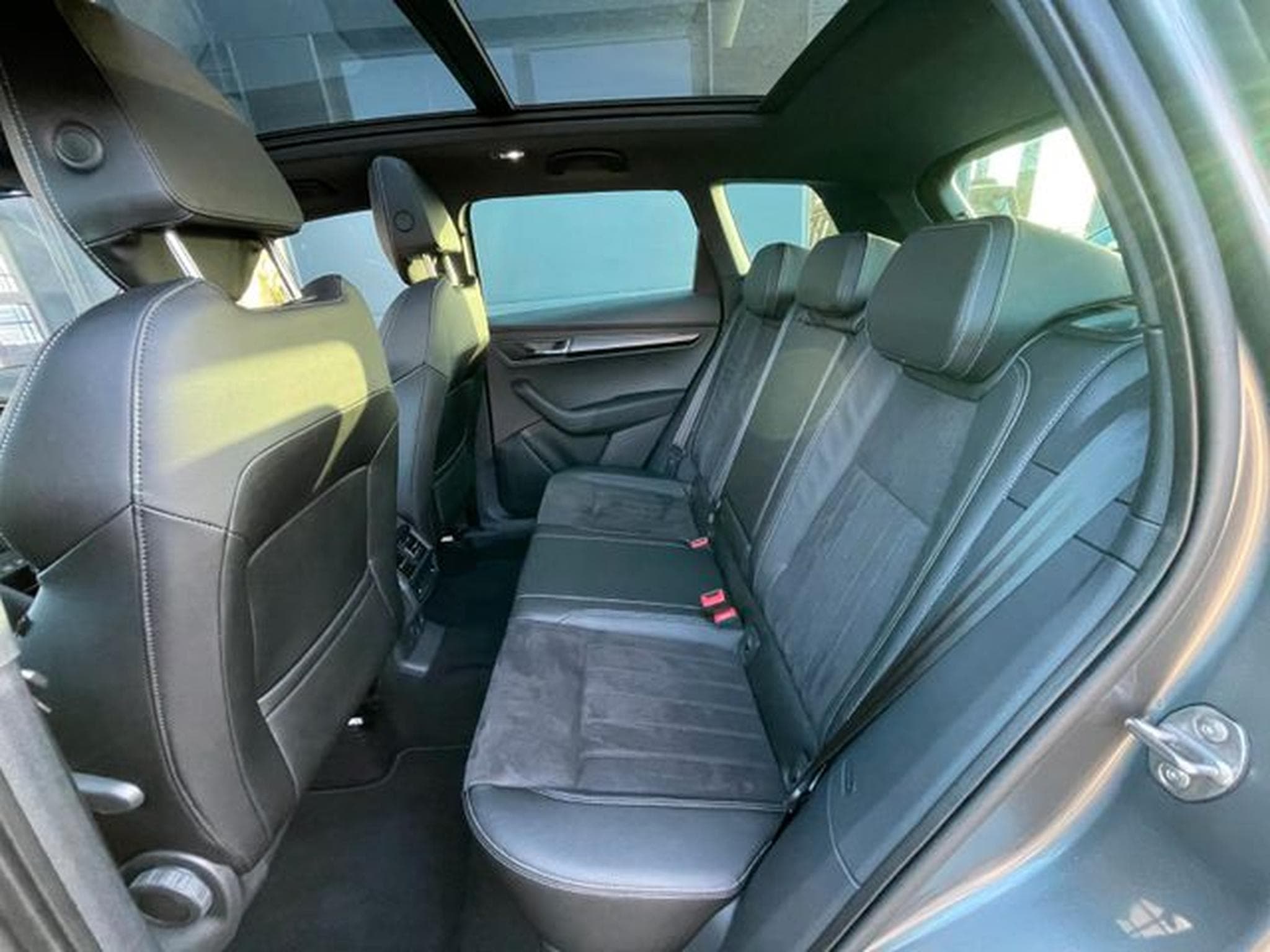 Skoda Karoq Karoq 2.0TDI DSG 4x4 Sportline AHK Pano 360° ACC (2023) - Photo 13