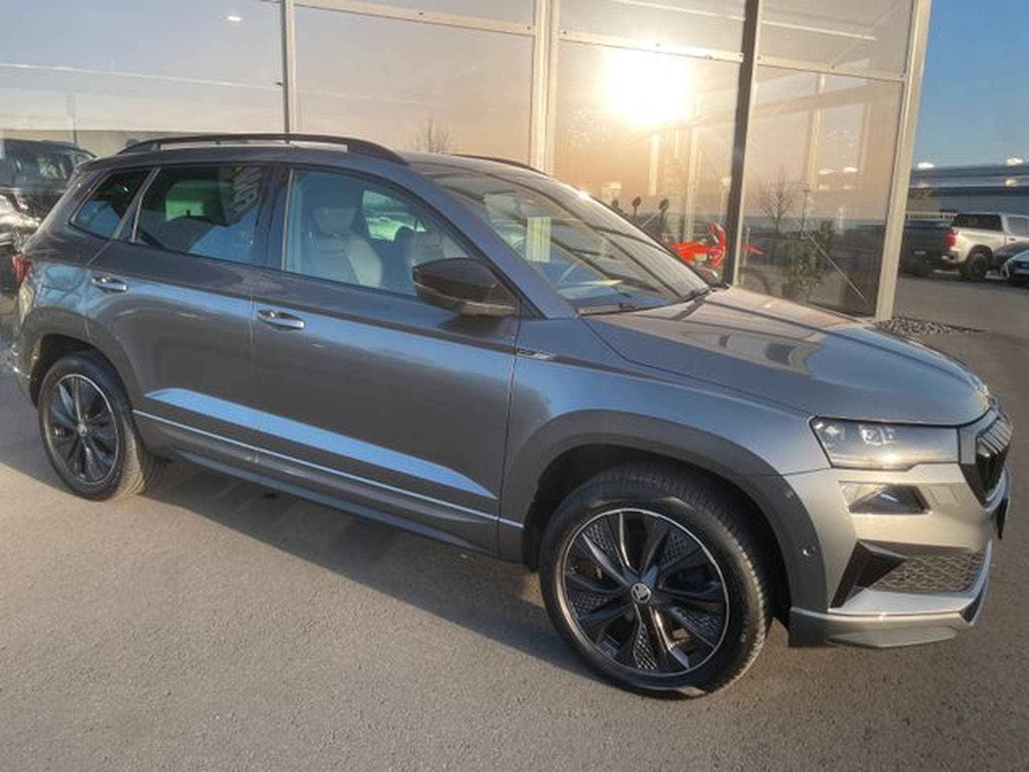 Skoda Karoq Karoq 2.0TDI DSG 4x4 Sportline AHK Pano 360° ACC (2023) - Photo 5