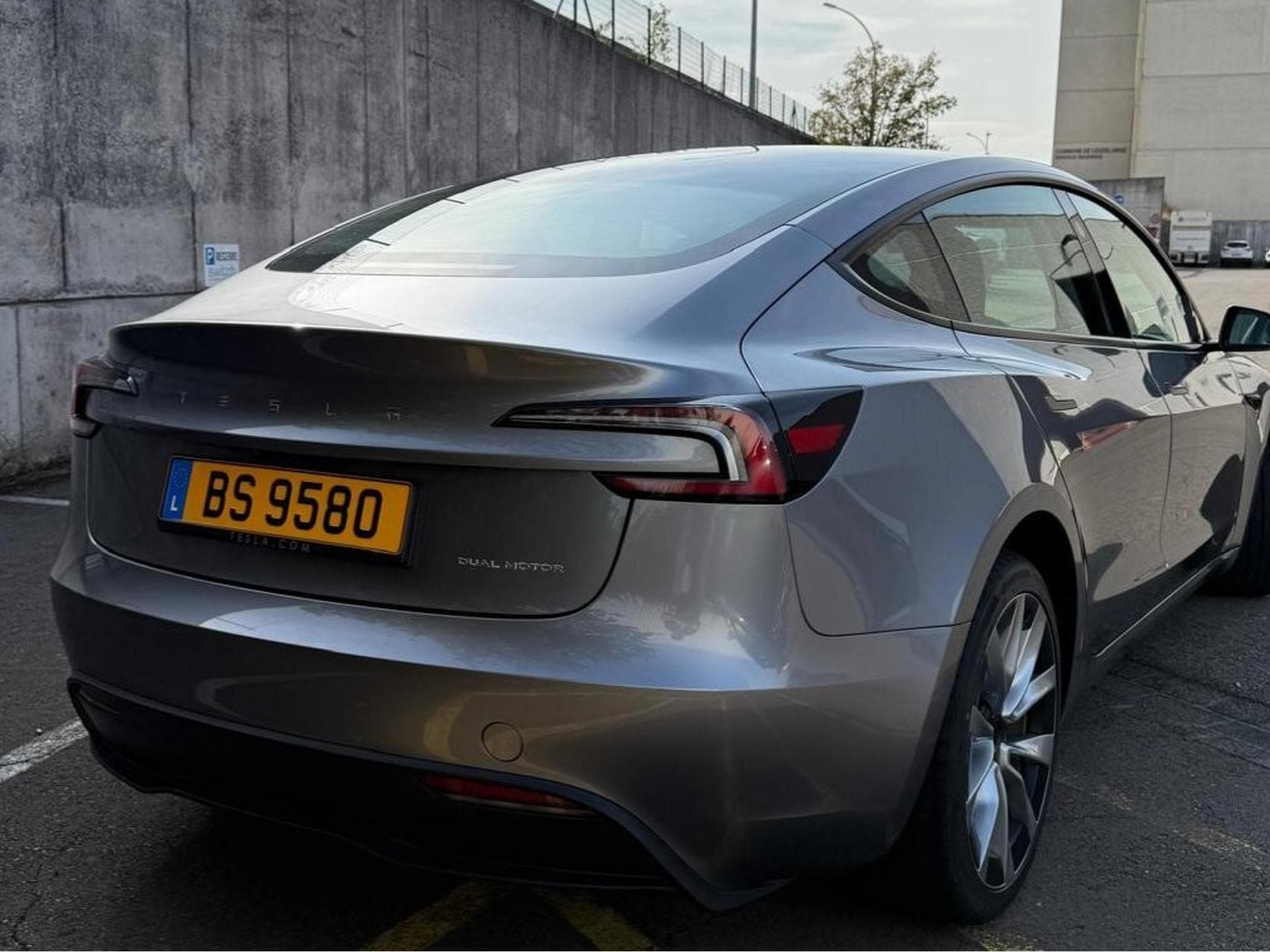 Tesla Model 3 Highland (2025) - Photo 2