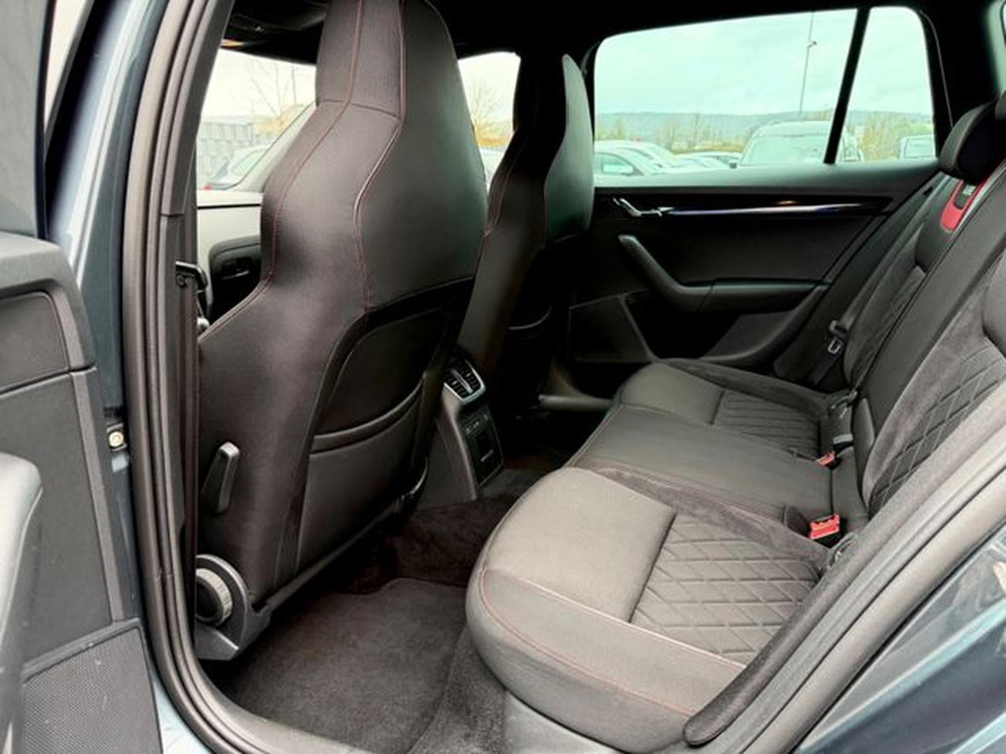 Skoda Octavia Octavia Combi RS 2.0 TDI DSG 4x4 /LED/ACC/AHK/ (2020) - Photo 14