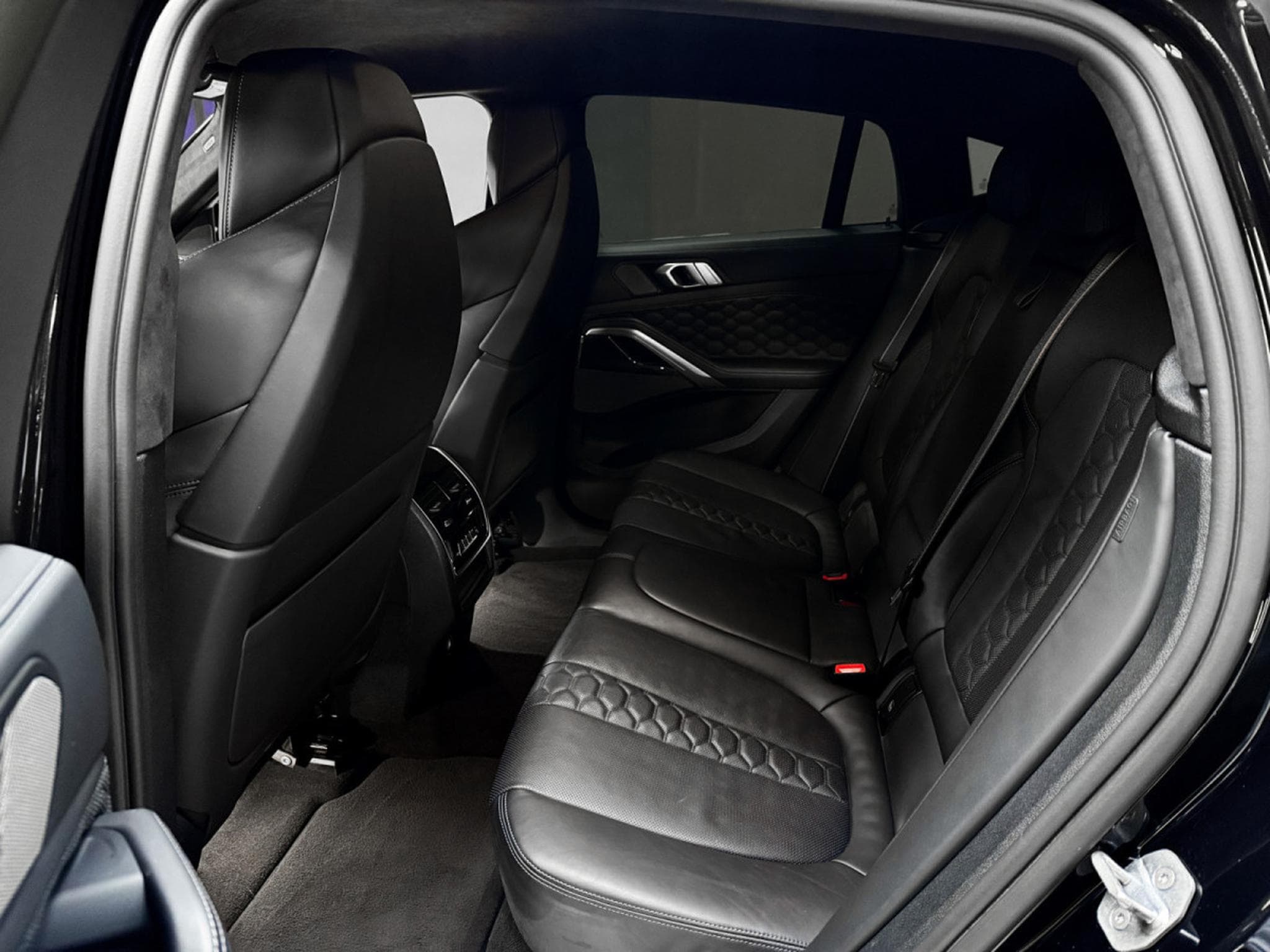BMW X6M COMPETITION / HK / 360 / SOFT CLOSE / MASSAGE (2021) - Photo 11