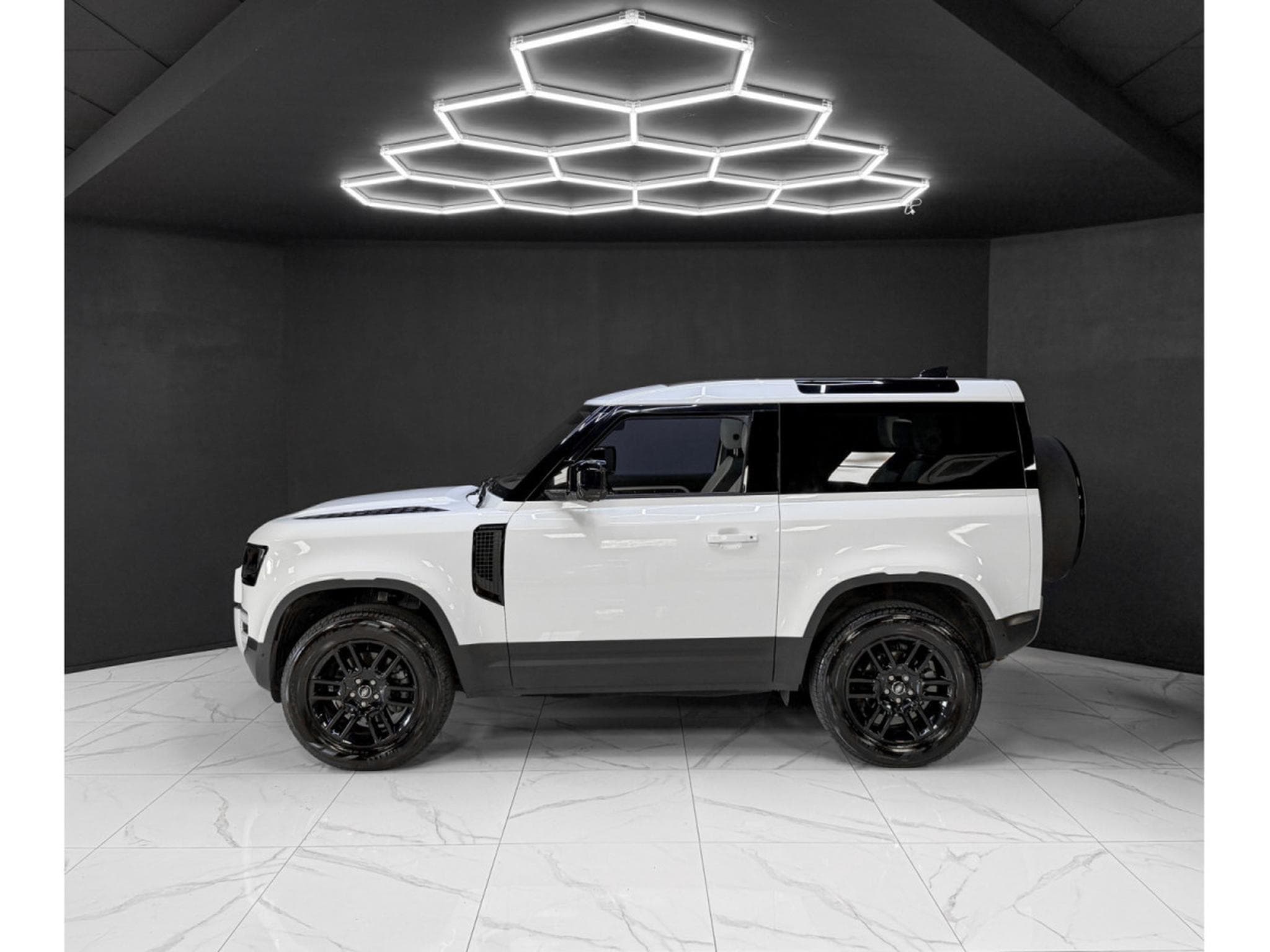 Land-Rover Defender 90 D200 S WARRANTY 2030 (2025) - Photo 2