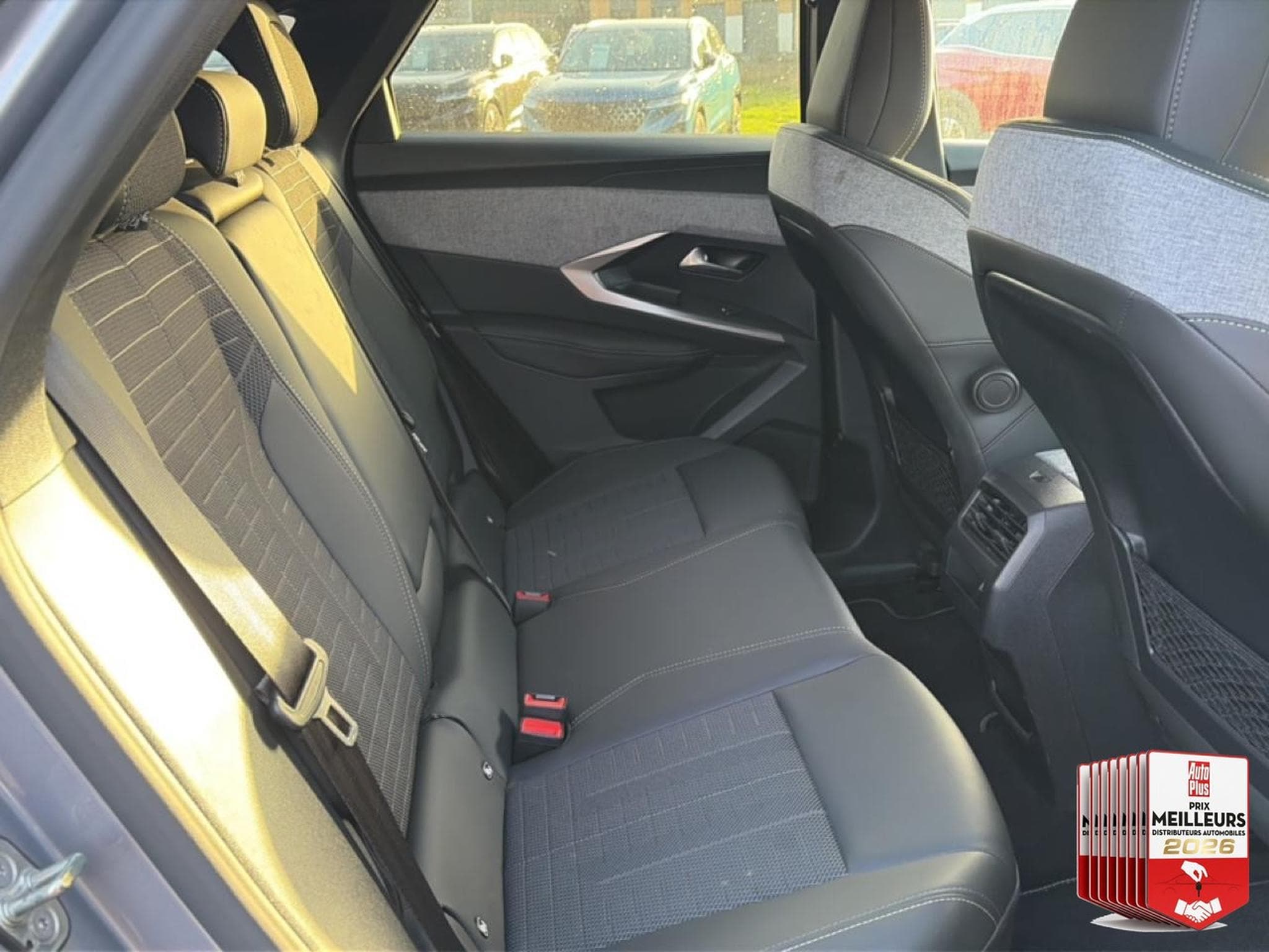 Peugeot 3008 1.2 HYBRID 145 GT E-DCS6 (2025) - Photo 16
