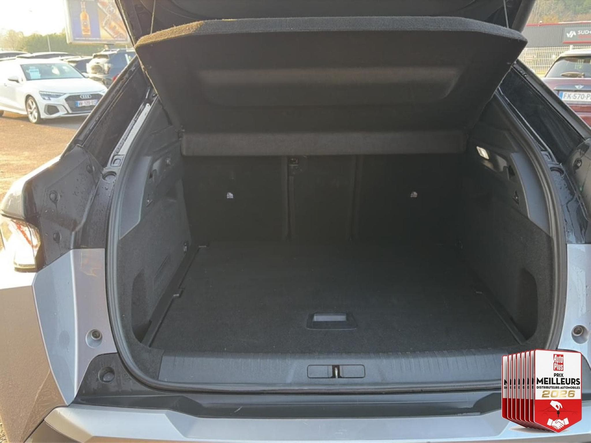 Peugeot 3008 1.2 HYBRID 145 GT E-DCS6 (2025) - Photo 15