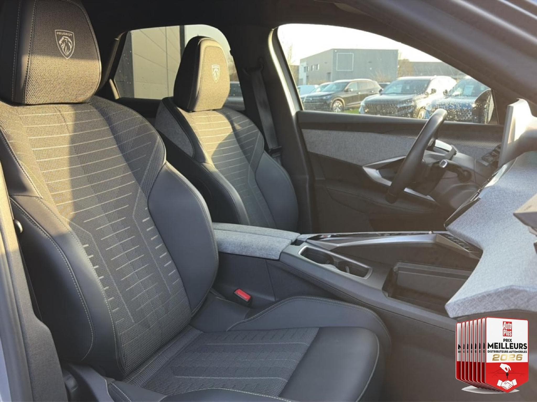 Peugeot 3008 1.2 HYBRID 145 GT E-DCS6 (2025) - Photo 18