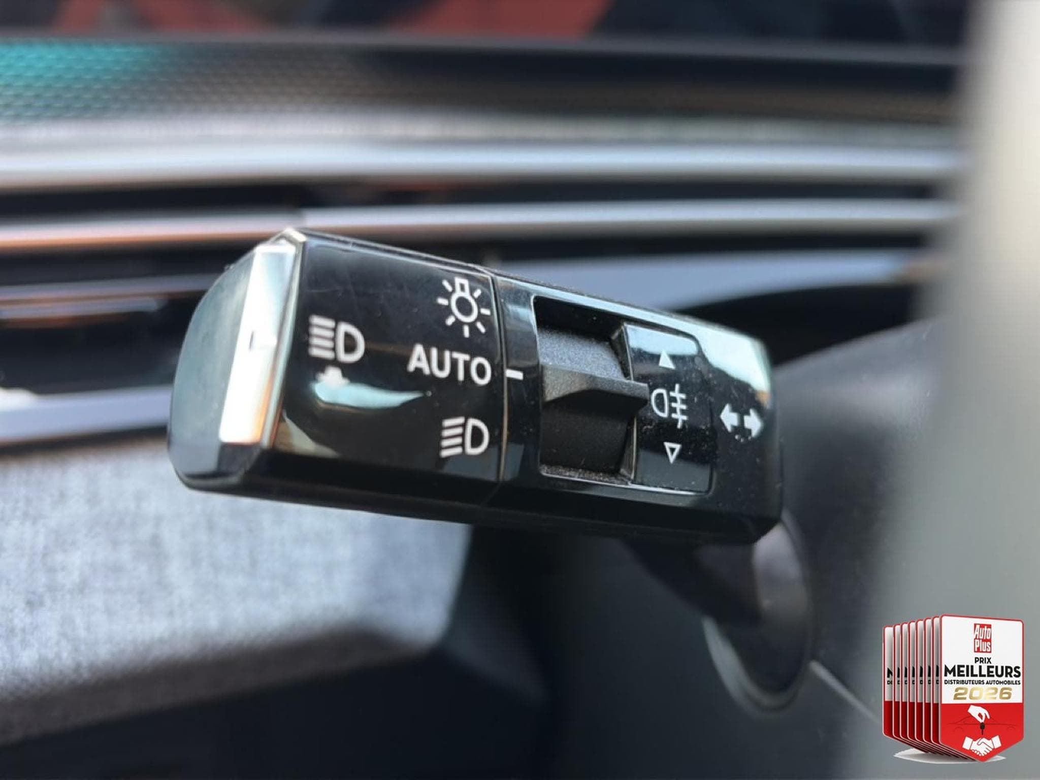 Peugeot 3008 1.2 HYBRID 145 GT E-DCS6 (2025) - Photo 28